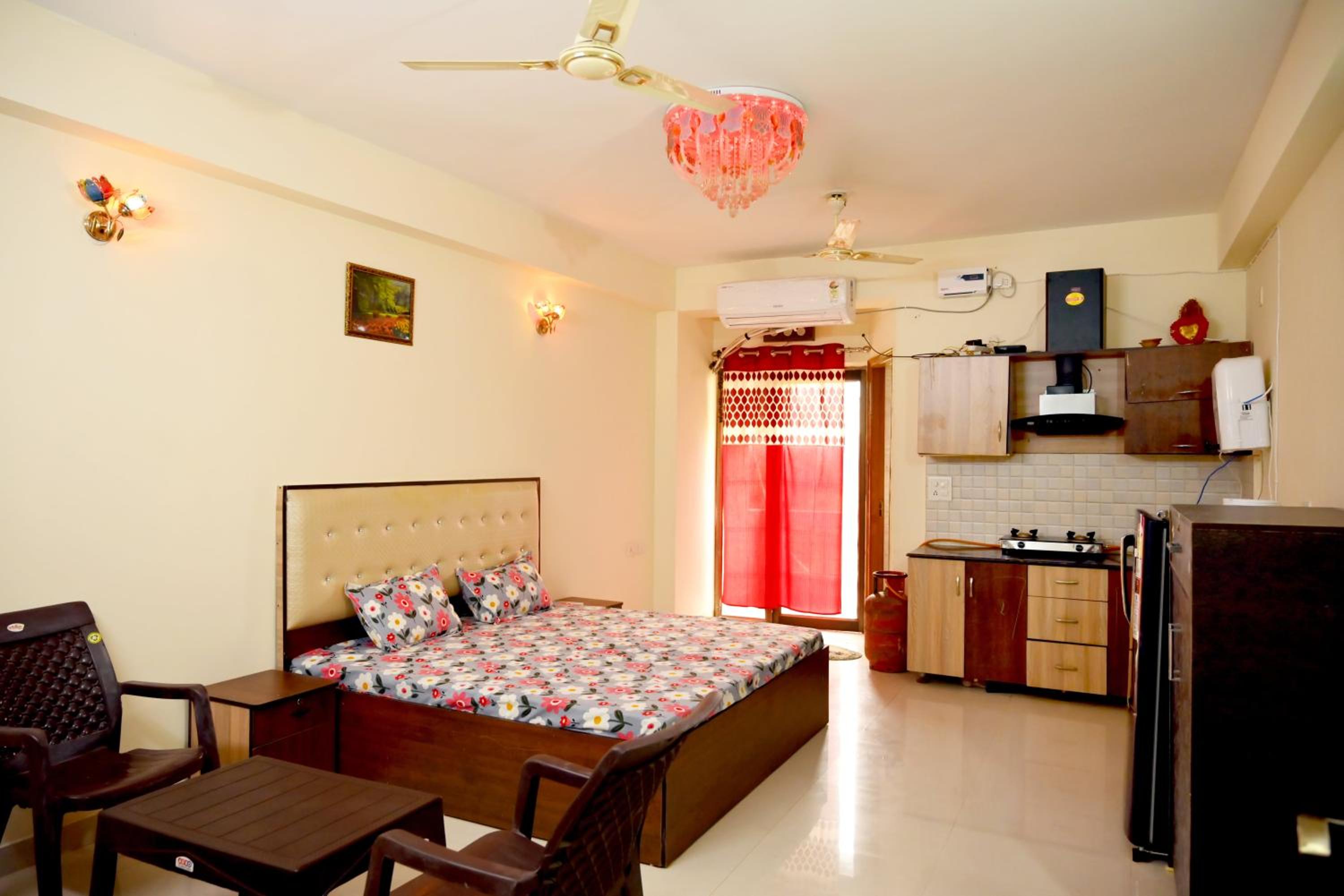 Studio Apartment with Balcony photo 1
