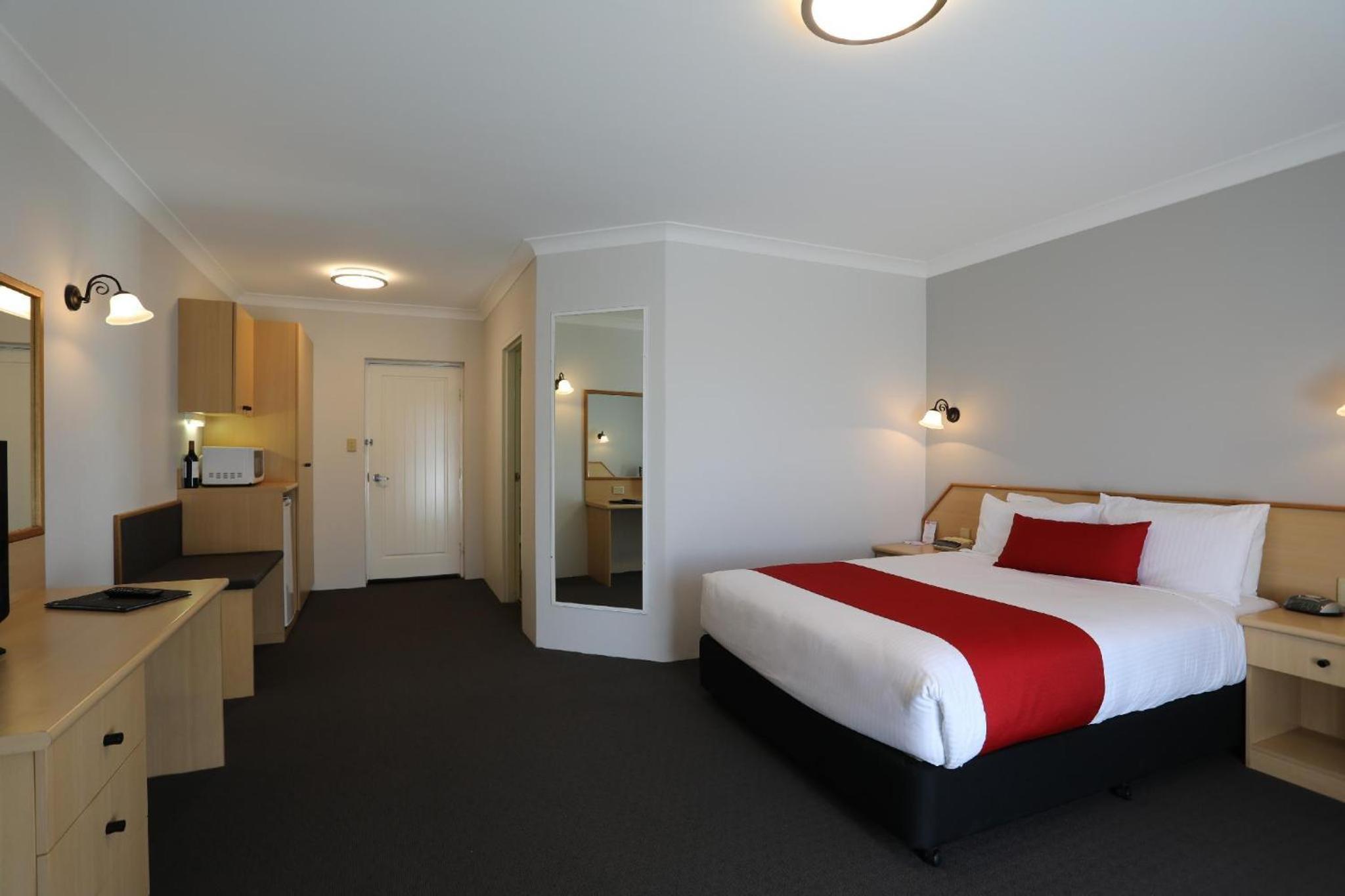 King Room with Balcony - Photo 3