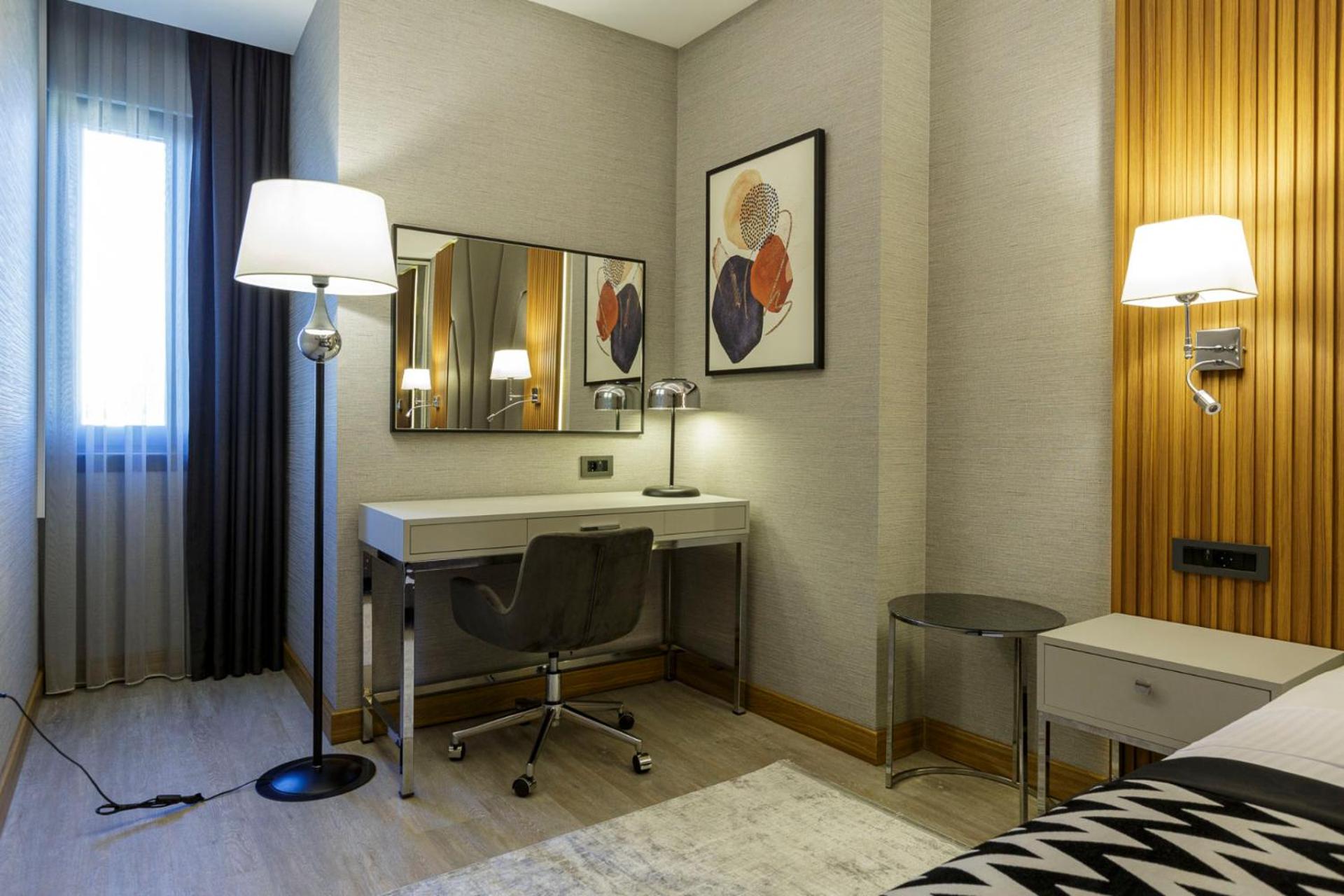 Deluxe Family Room thumbnail 5
