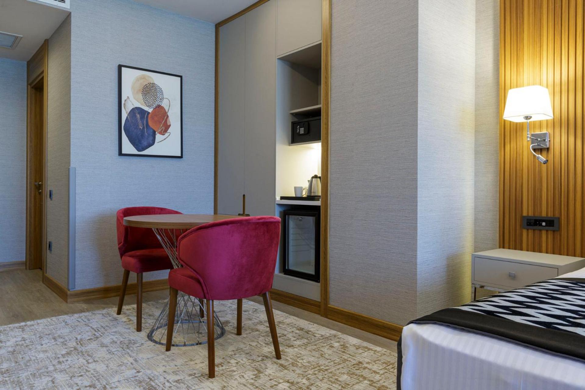 Deluxe Room with City View and Balcony thumbnail 5