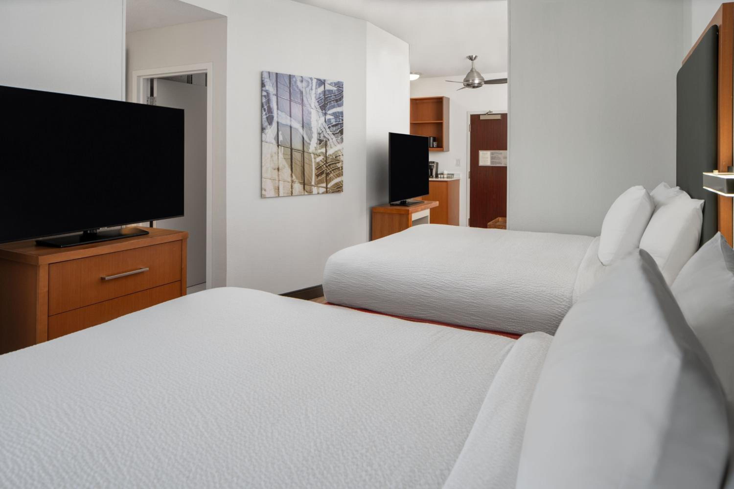 Queen Studio with Sofa Bed and Adapted Tub - Mobility Accessible
