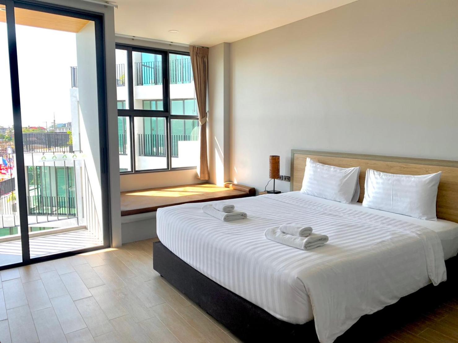 Double Room with Pool View - Photo 12