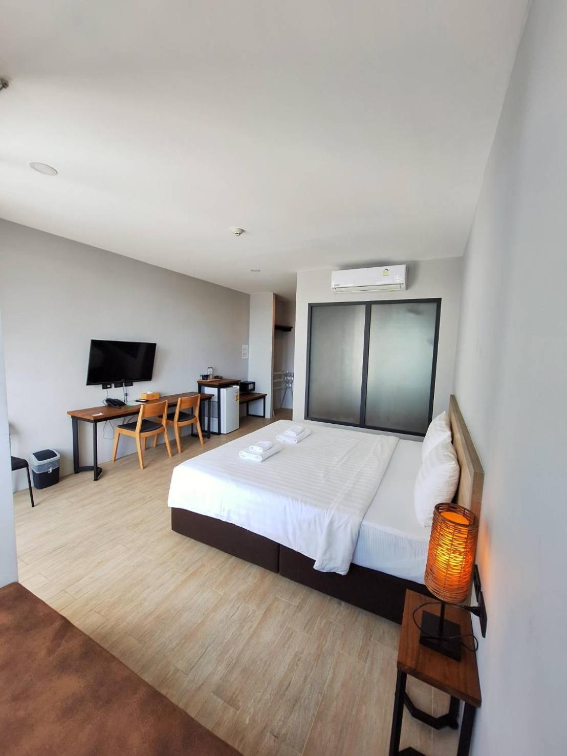 Double Room with Pool View - Photo 13