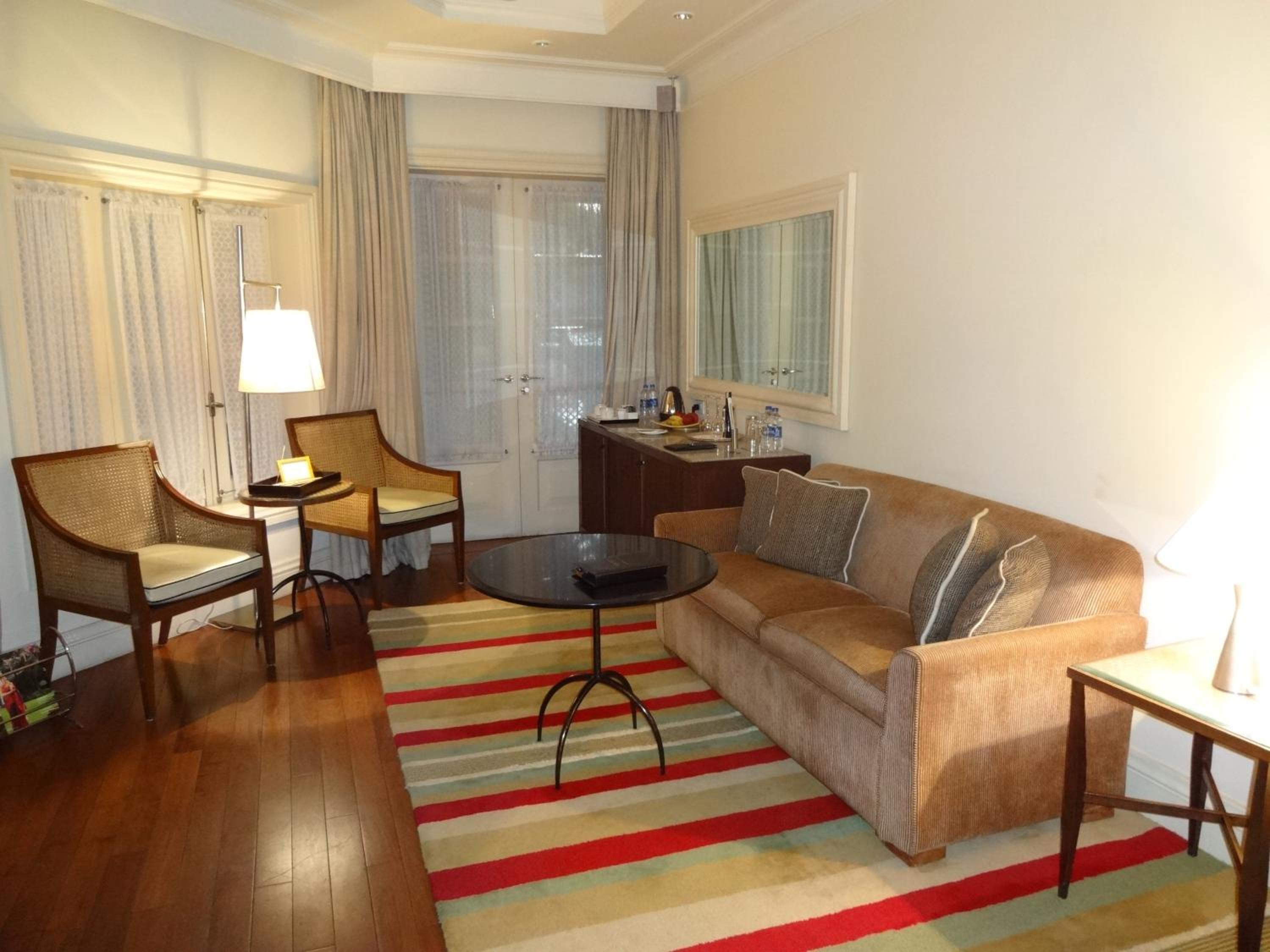 Executive Suite One Bedroom Garden View King Bed - Photo 2