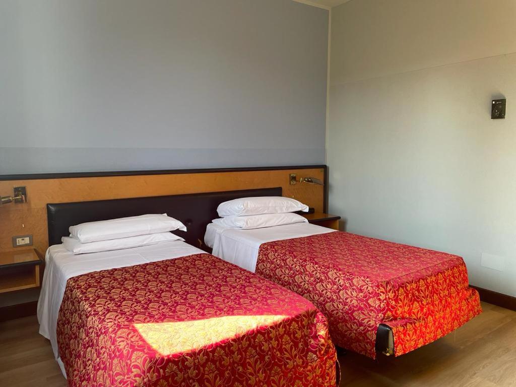 Twin Room - Photo 3