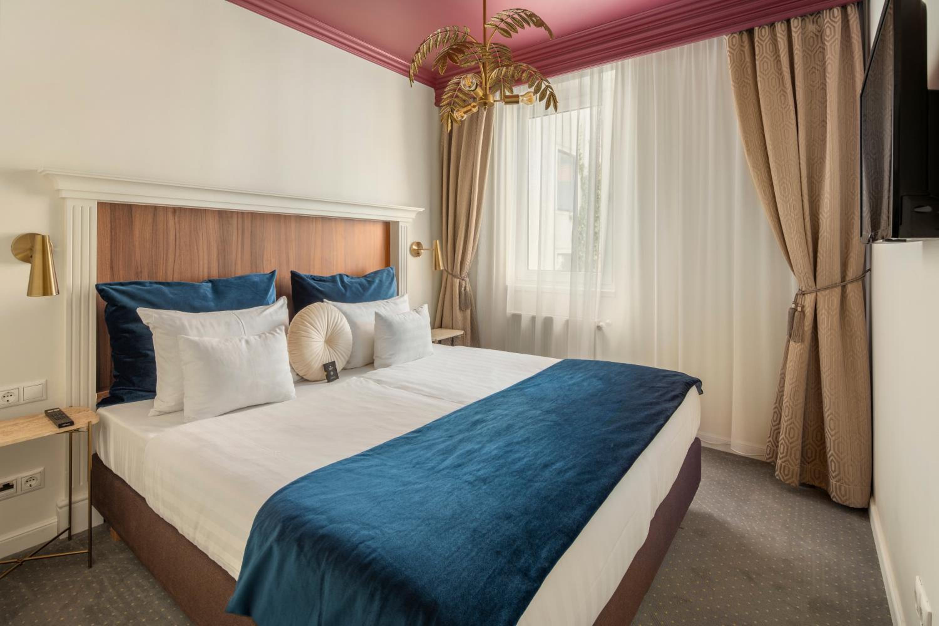 Superior King Suite - Photo 1