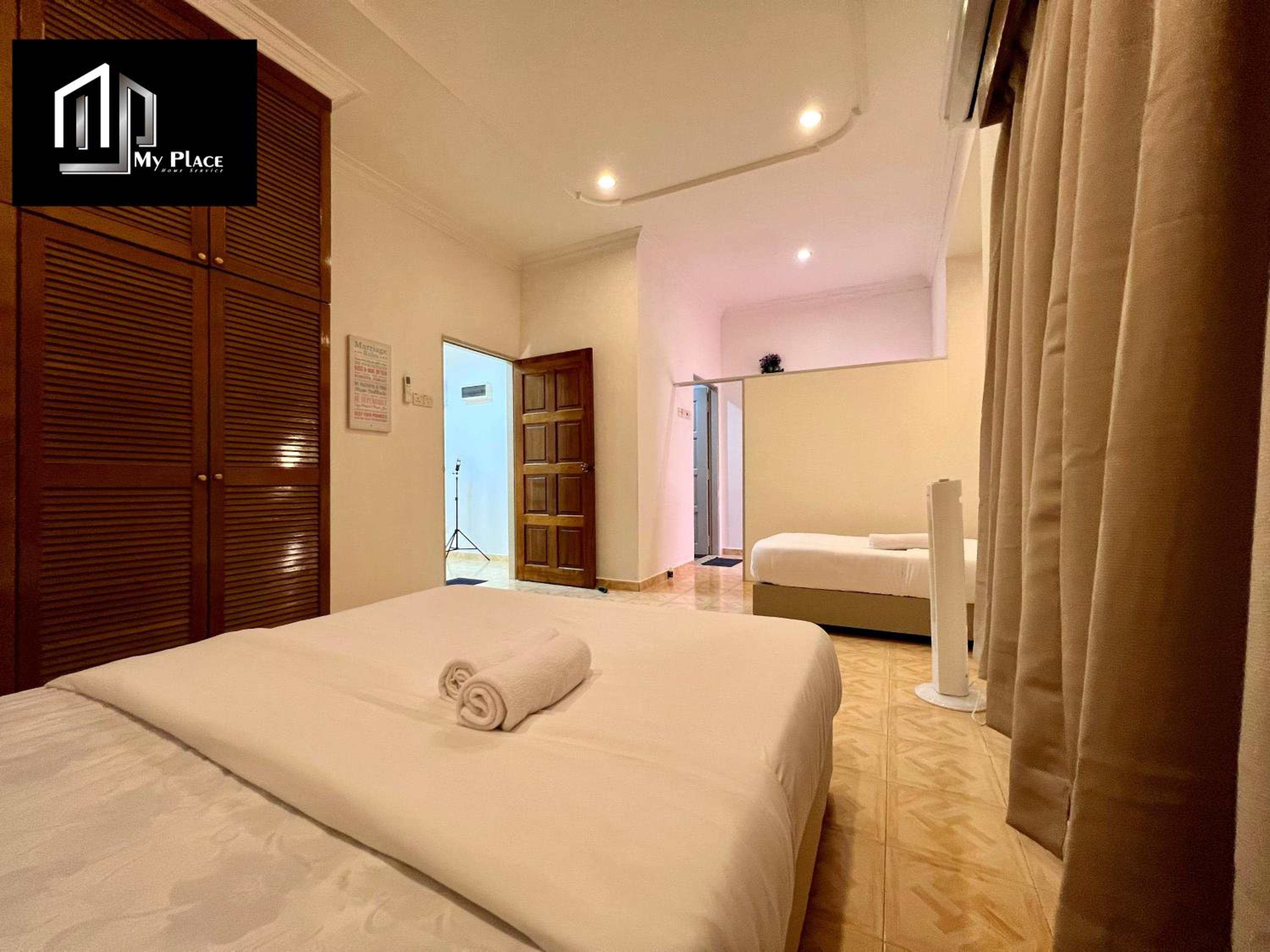 Four-Bedroom House - Photo 24