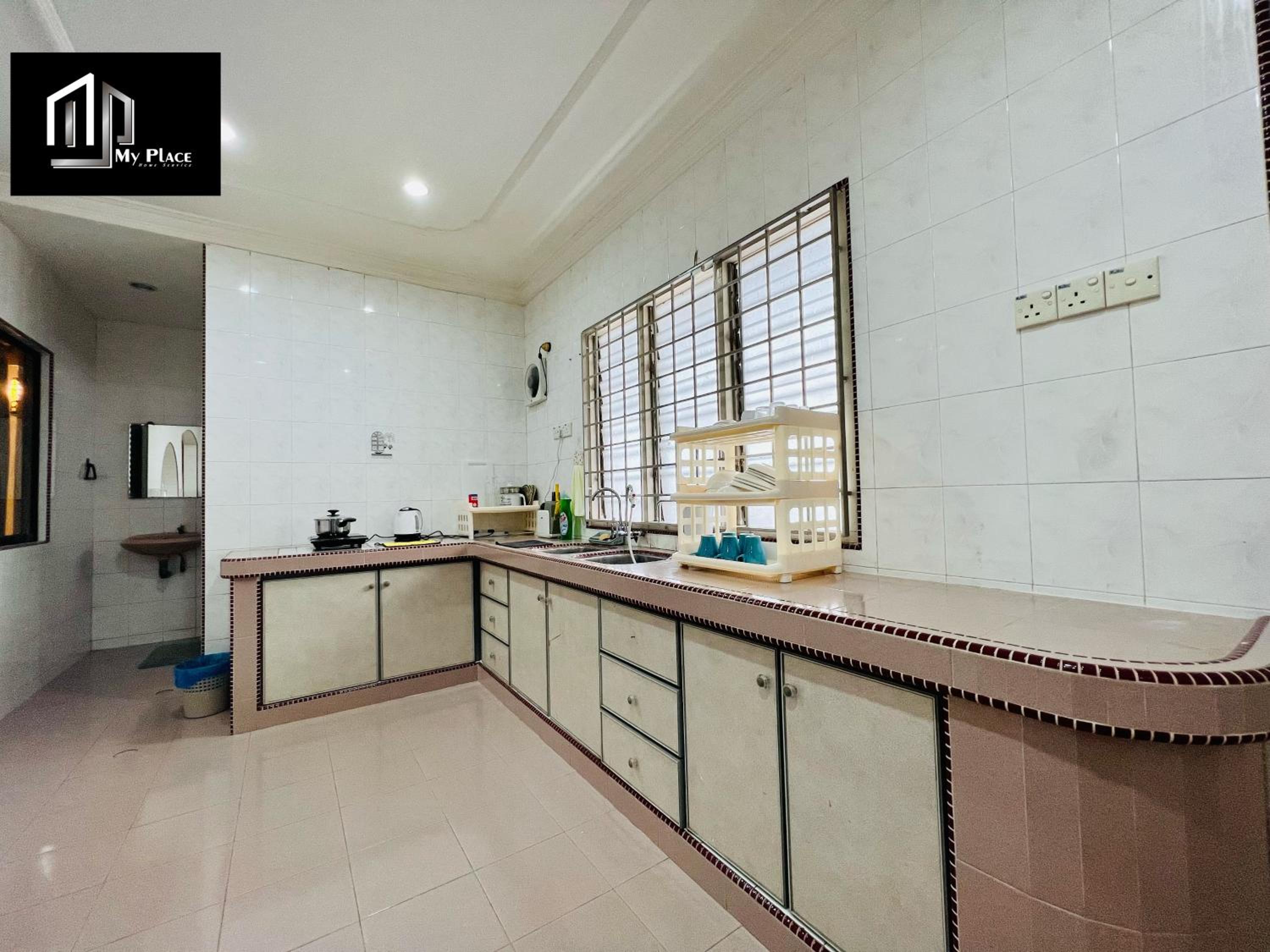 Four-Bedroom House - Photo 8