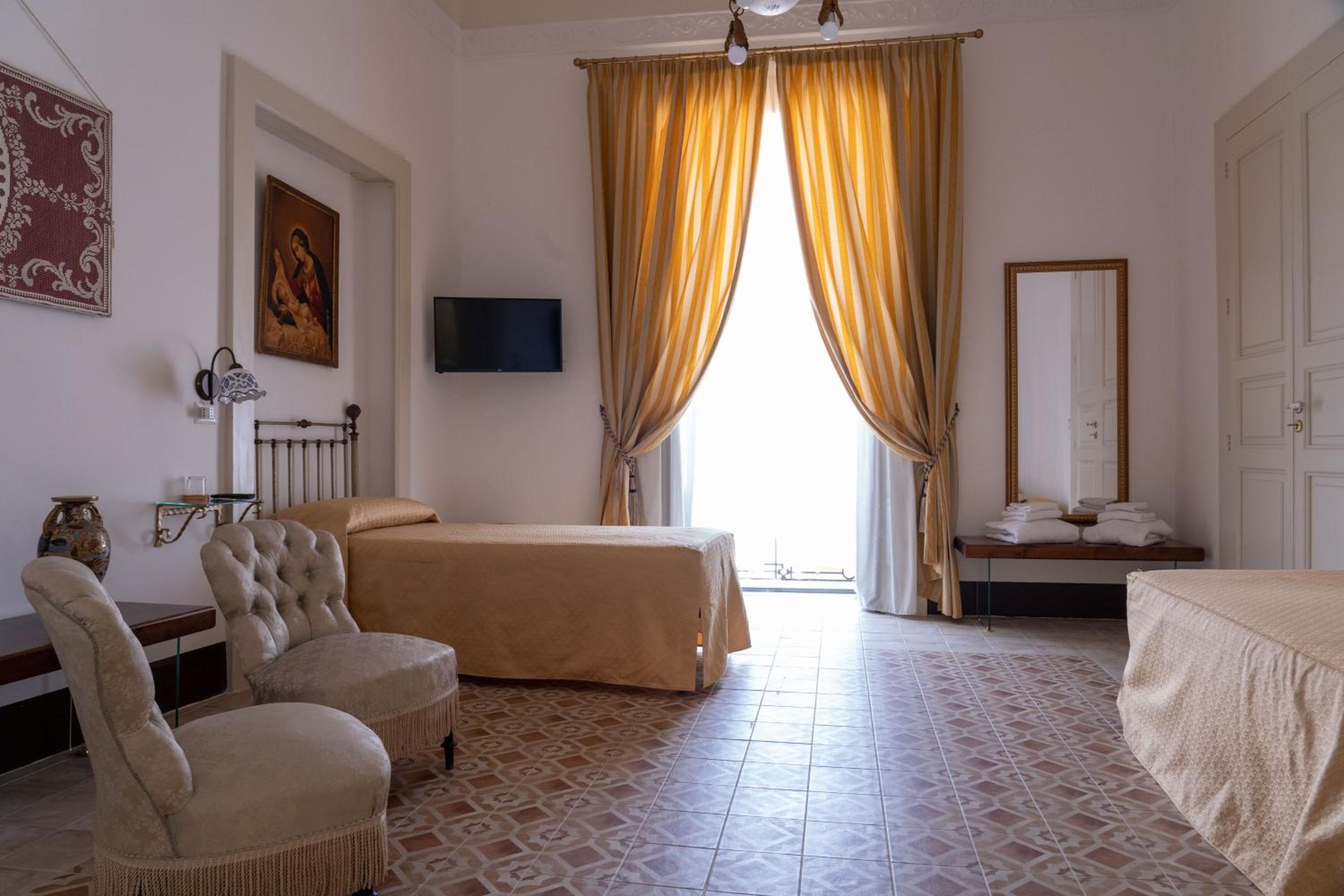 Twin Room with Private External Bathroom photo 3