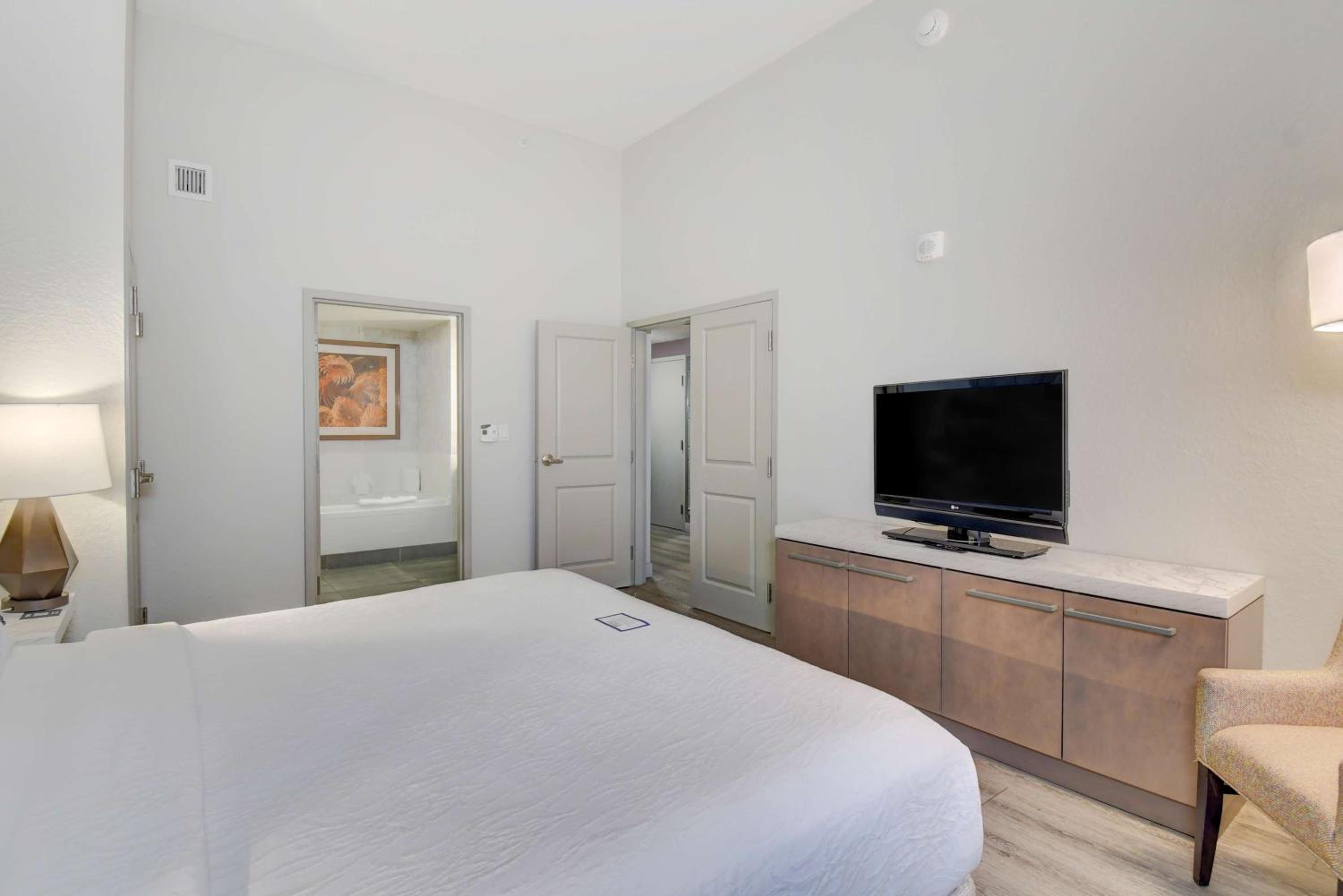 One-Bedroom Suite - Photo 9
