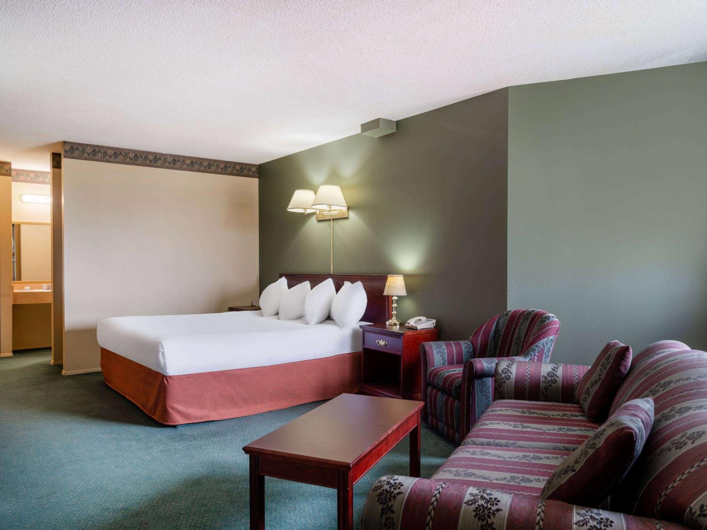 Queen Suite - Non-Smoking photo 1