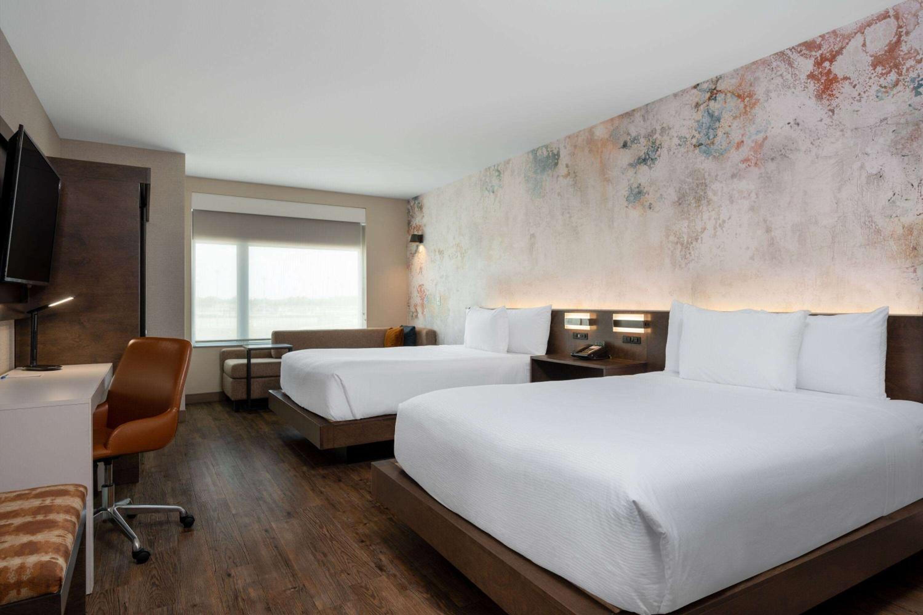 Queen Room with Two Queen Beds - Non-Smoking photo 2