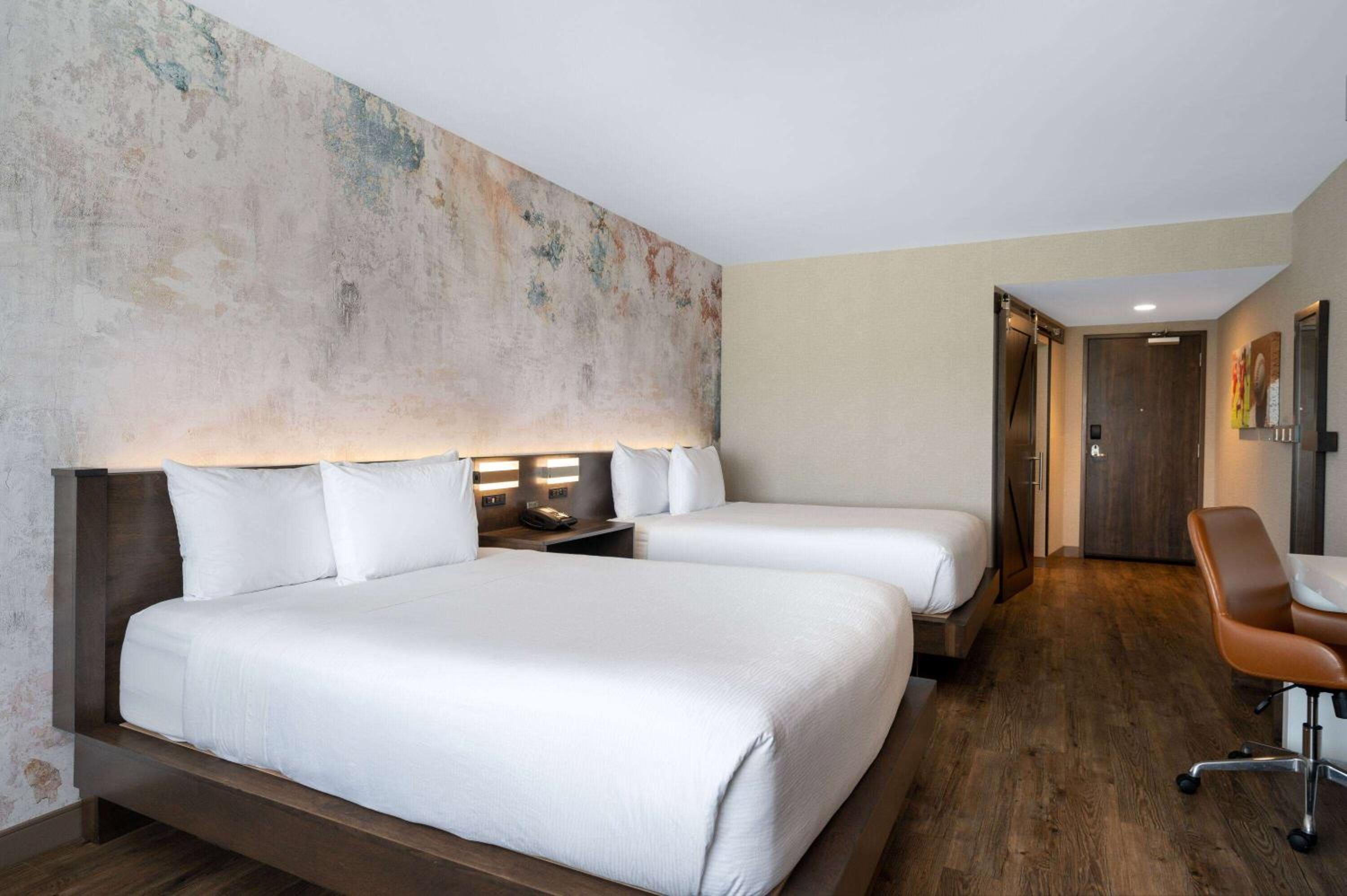 Queen Room with Two Queen Beds - Non-Smoking photo 3