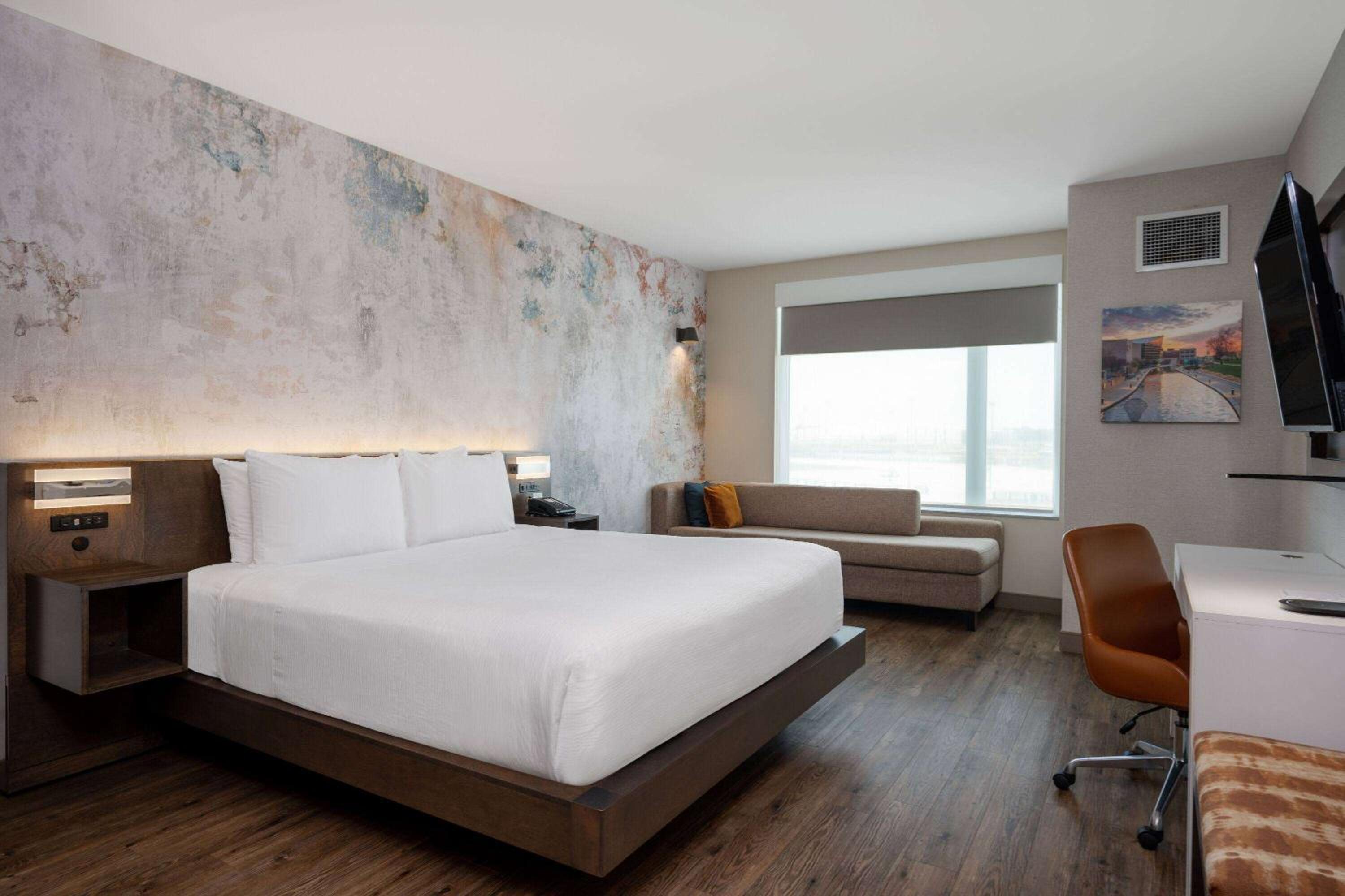 1 King Bed, Mobility/Hearing Accessible Room, Roll-In Shower, Non-Smoking photo 3