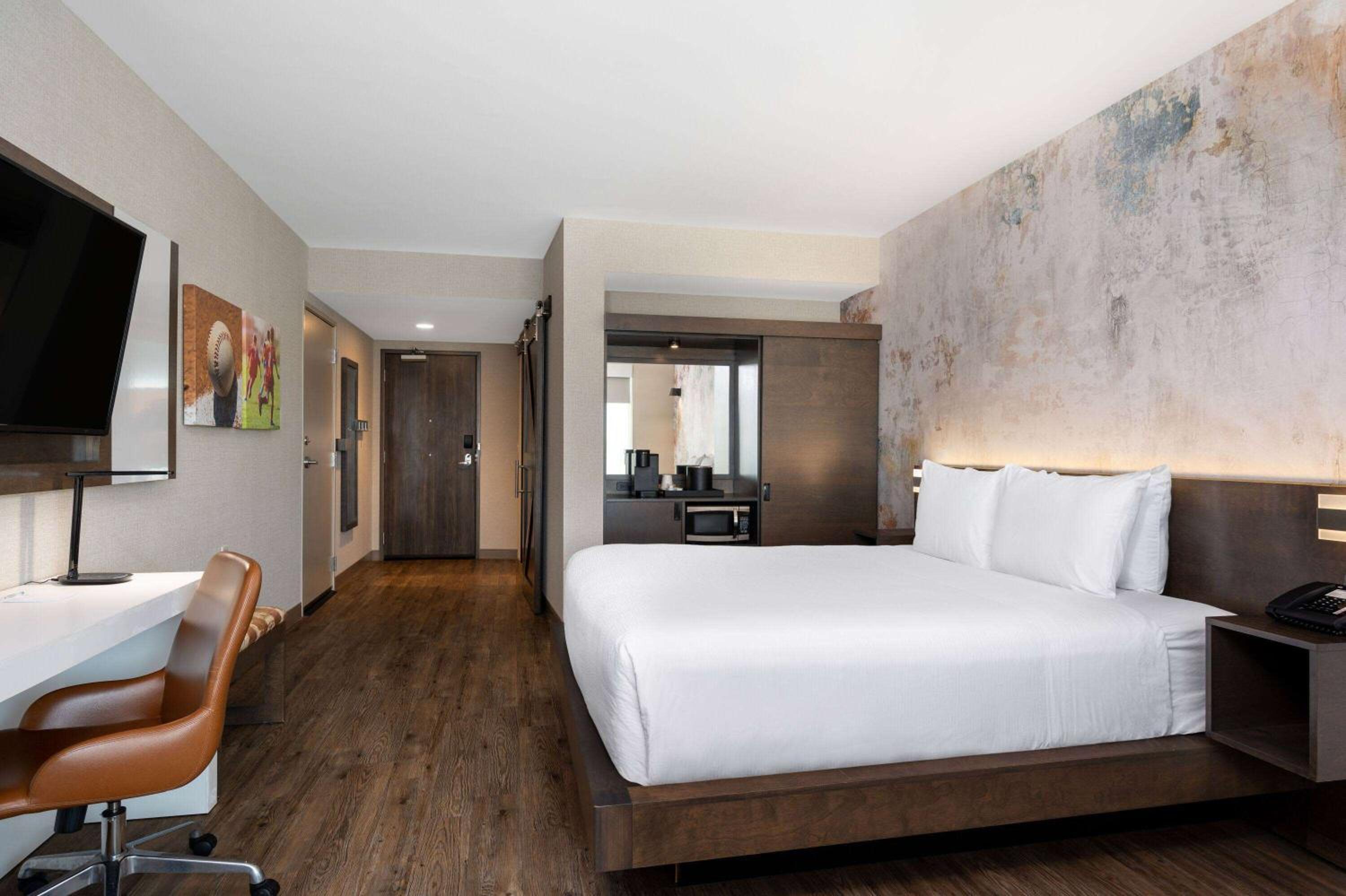 1 King Bed, Mobility/Hearing Accessible Room, Roll-In Shower, Non-Smoking photo 1