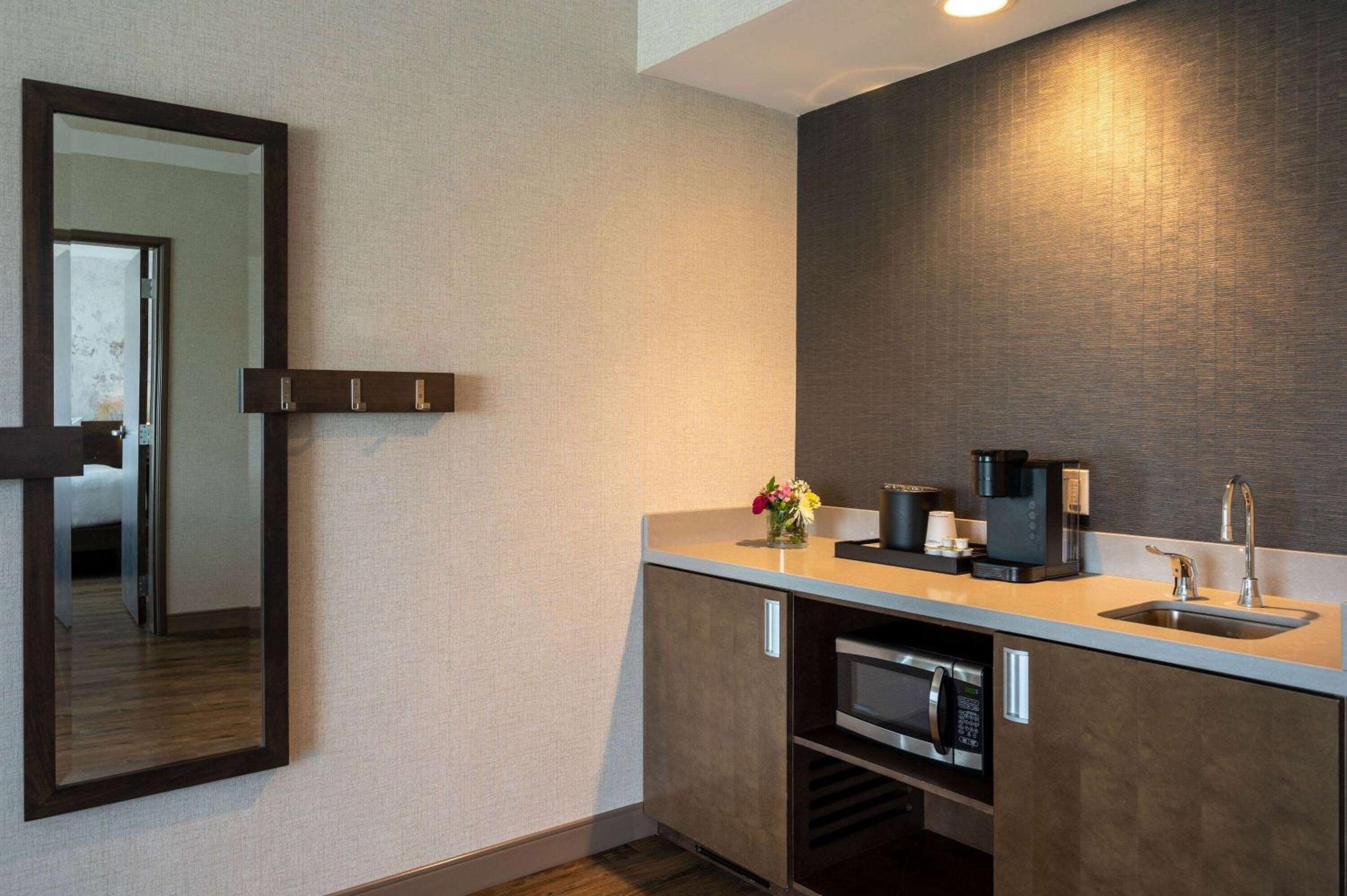 One-Bedroom King Suite - Non-Smoking photo 2