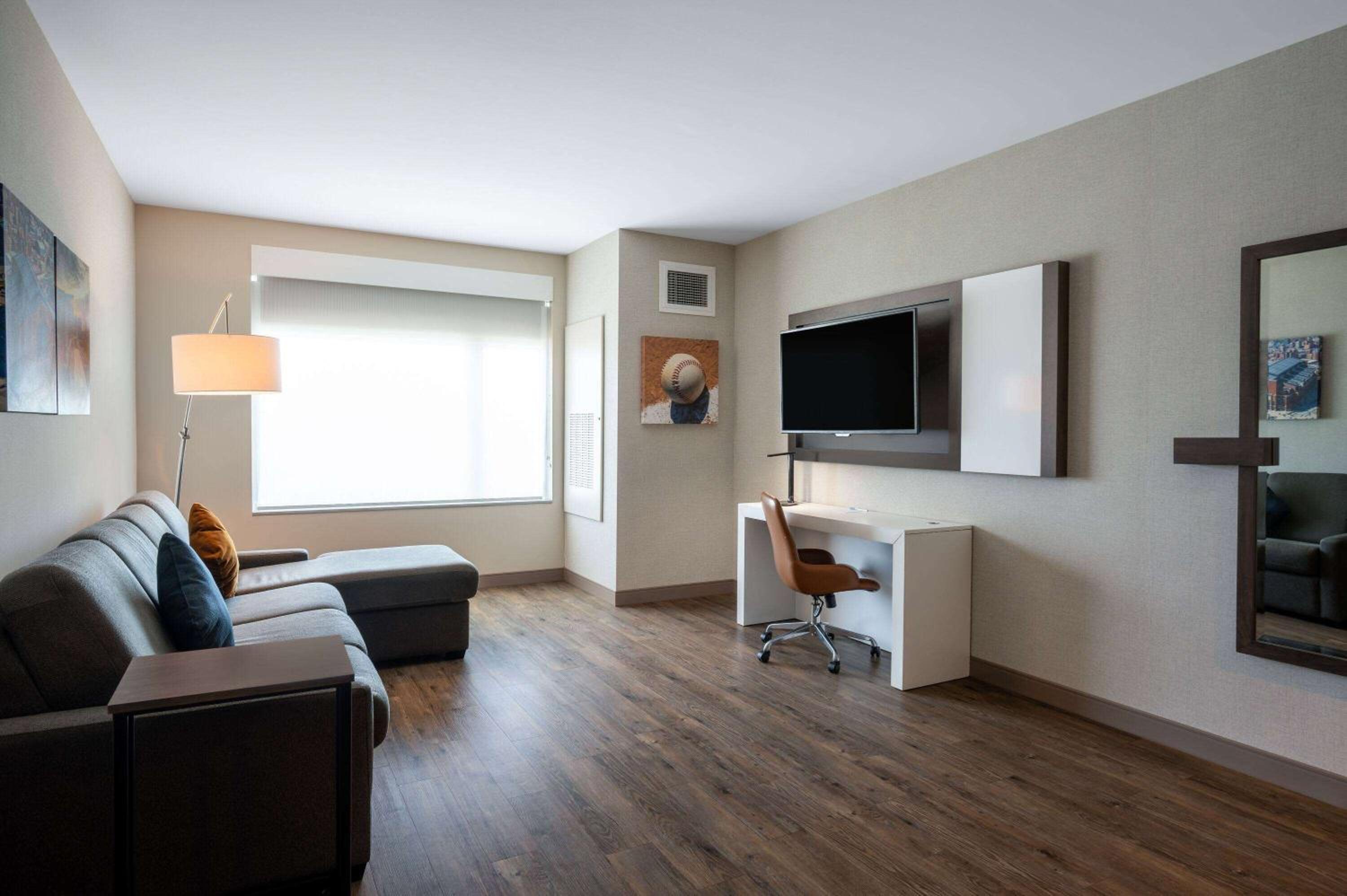 One-Bedroom King Suite - Non-Smoking photo 3
