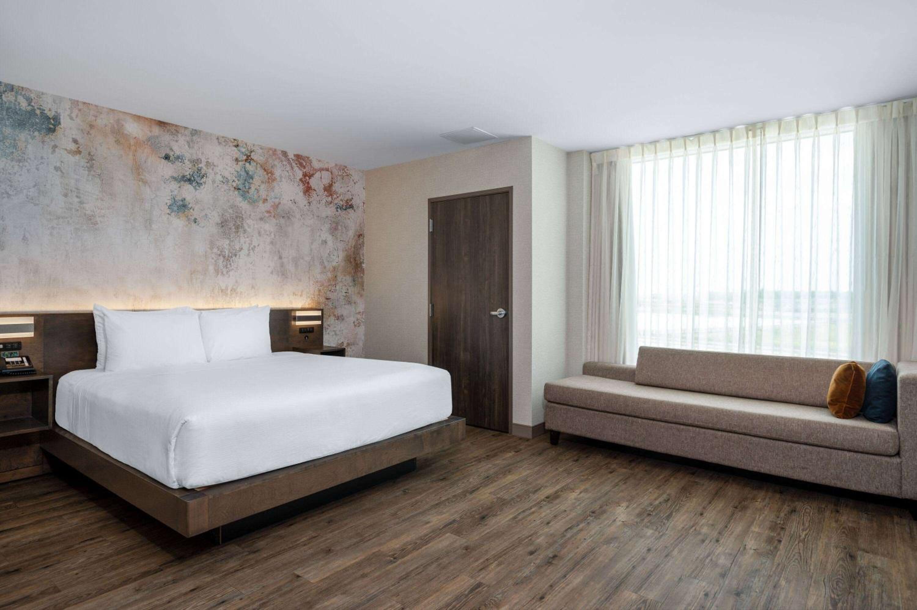 One-Bedroom Deluxe King Suite - Non-Smoking photo 1