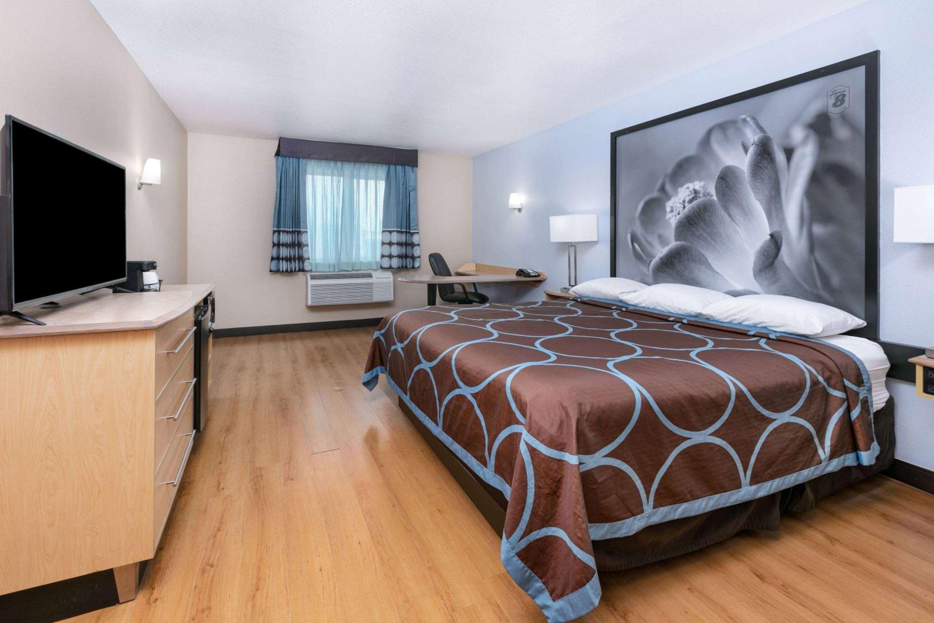 King Room - Non-Smoking - Photo 1