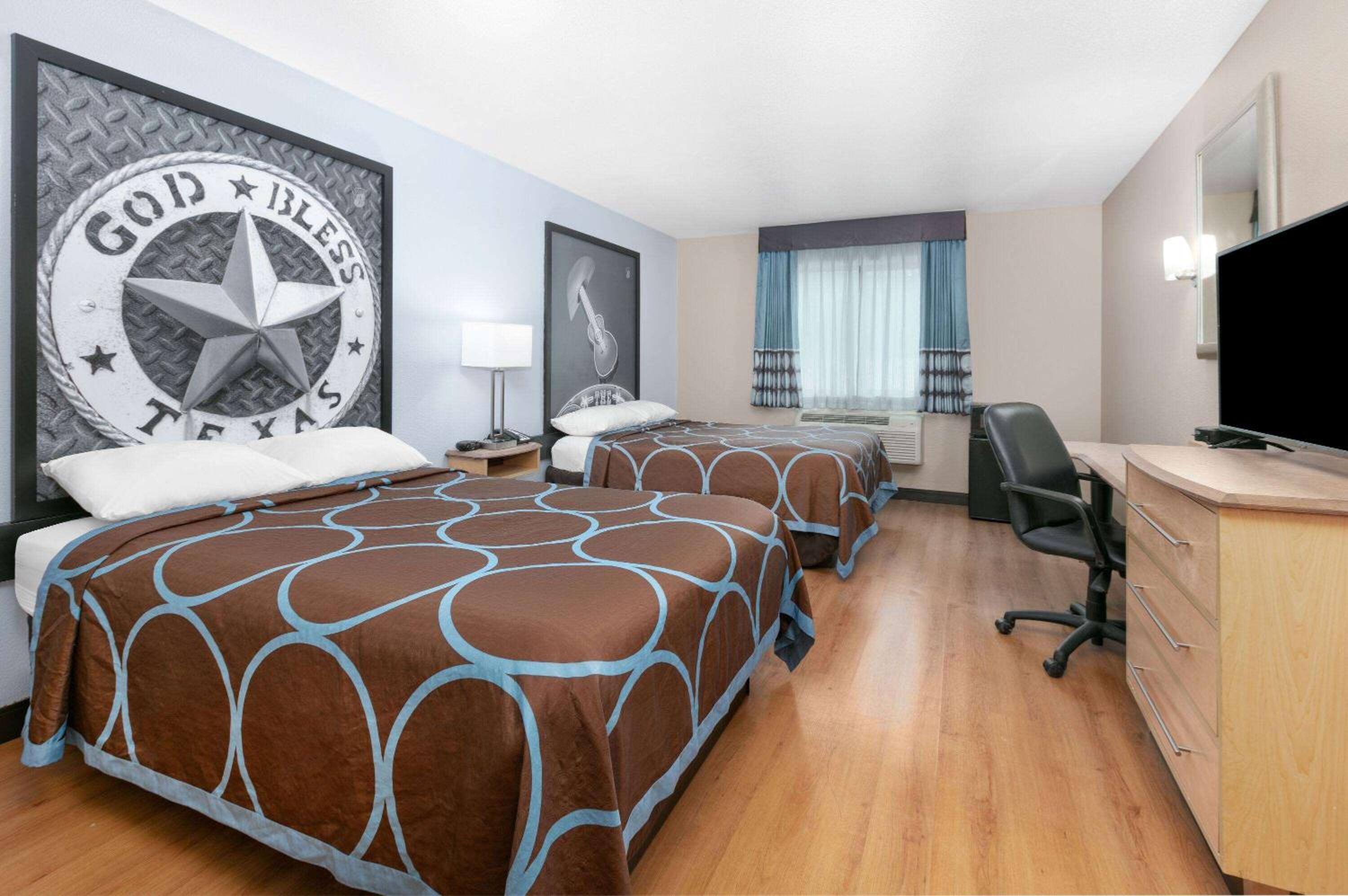 Double Room with Two Double Beds and Bath Tub - Mobility Accessible/Non-Smoking - Photo 1
