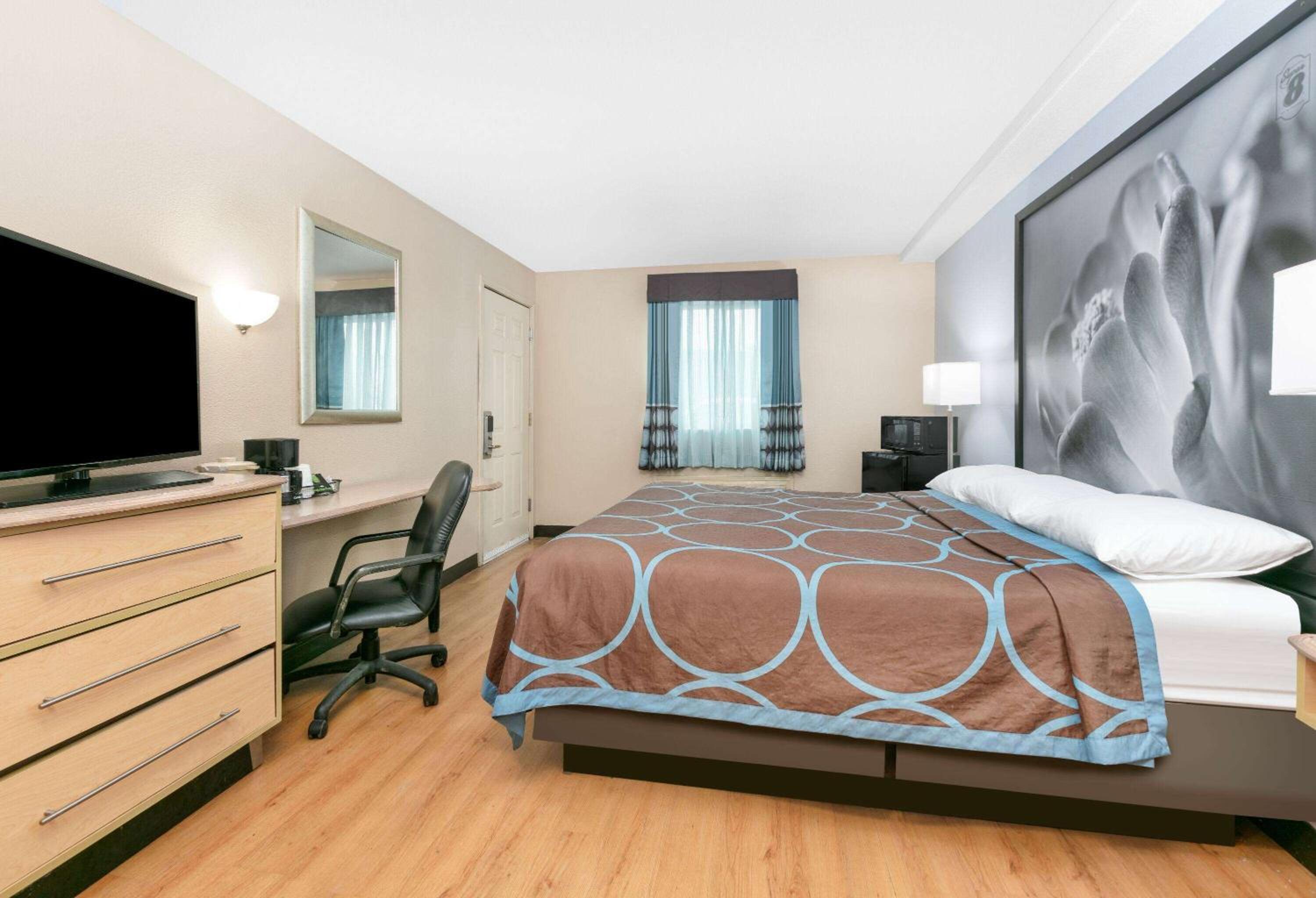 King Room with Bath Tub - Mobility Accessible/Non-Smoking - Photo 1