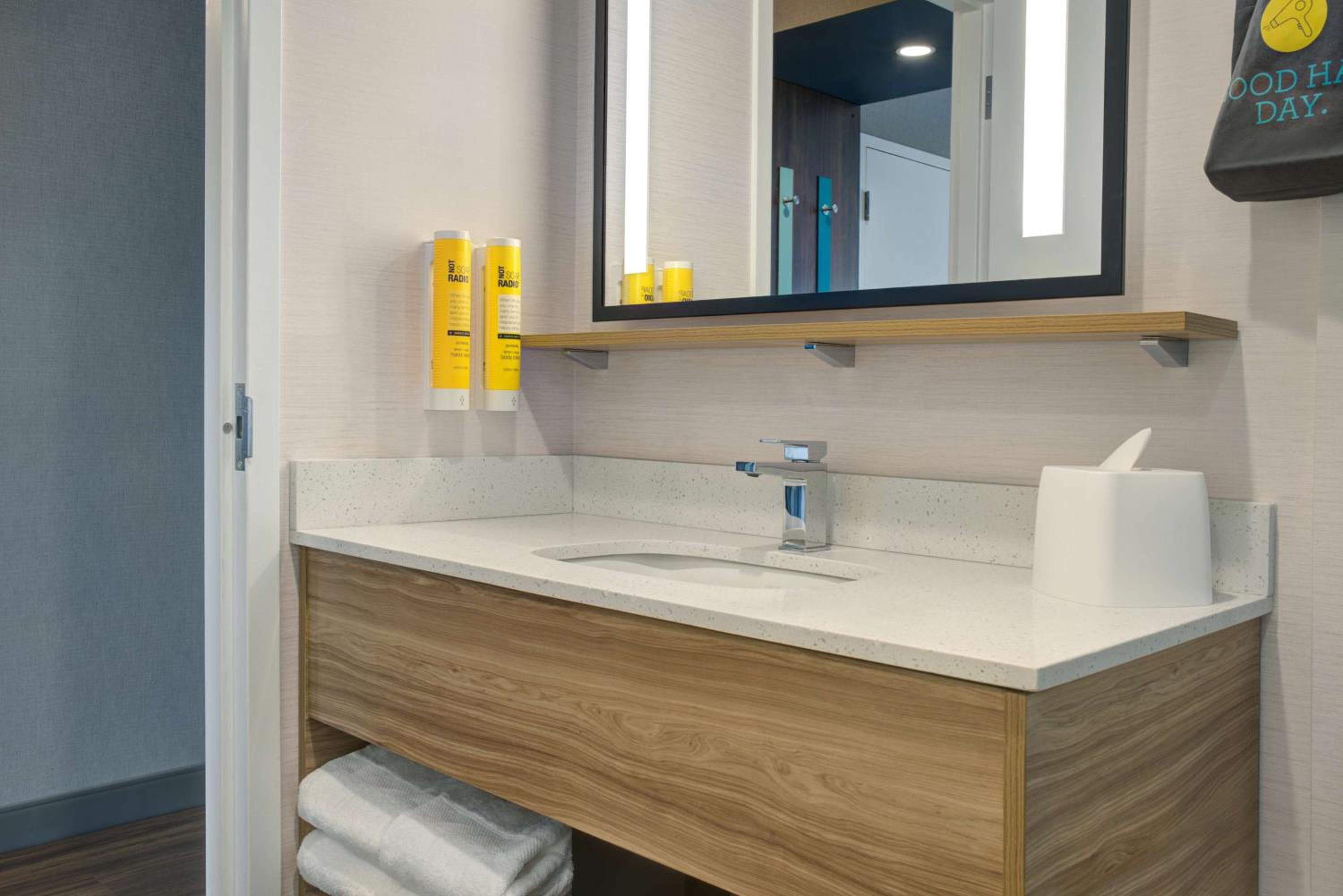 King Room with Walk-In Shower thumbnail 5