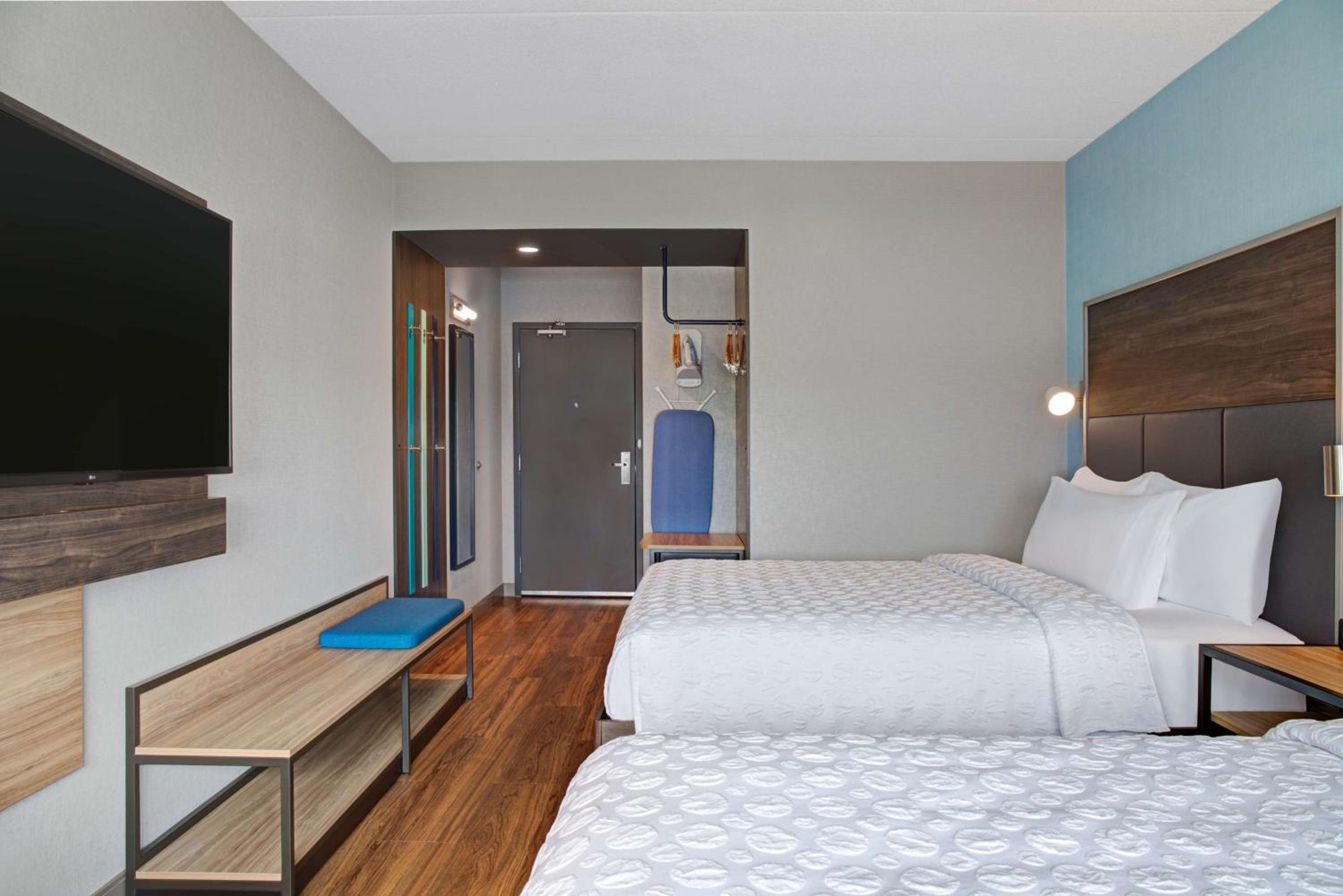 Queen Room with Two Queen Beds and Roll-In Shower - Mobility and Hearing Access