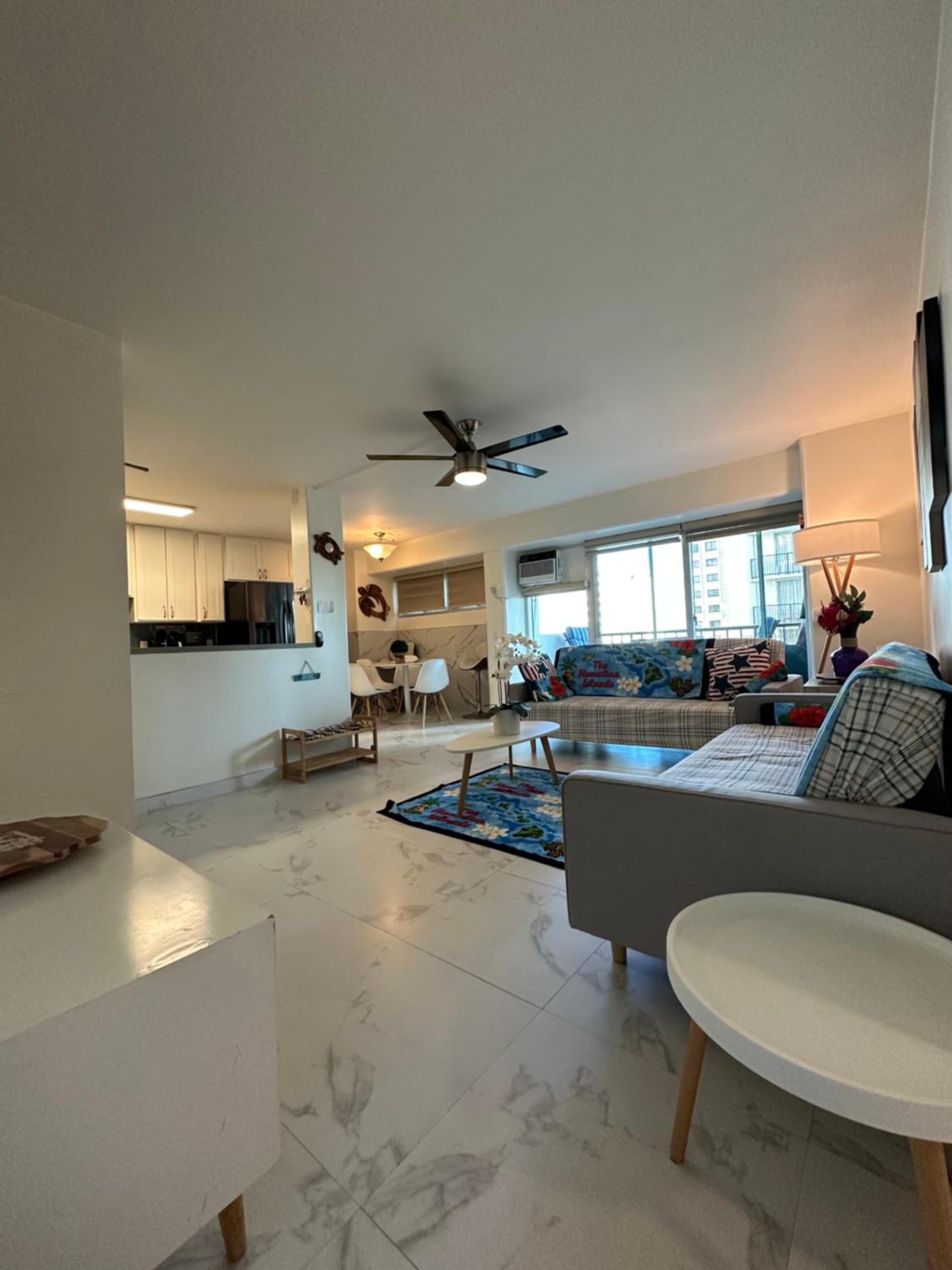 WELLCOME TO LOVELY CONDO 2 BEDS 2 BATHS FREE PARKING IN WAIKIKI BEACH: Two-Bedroom Apartment photo