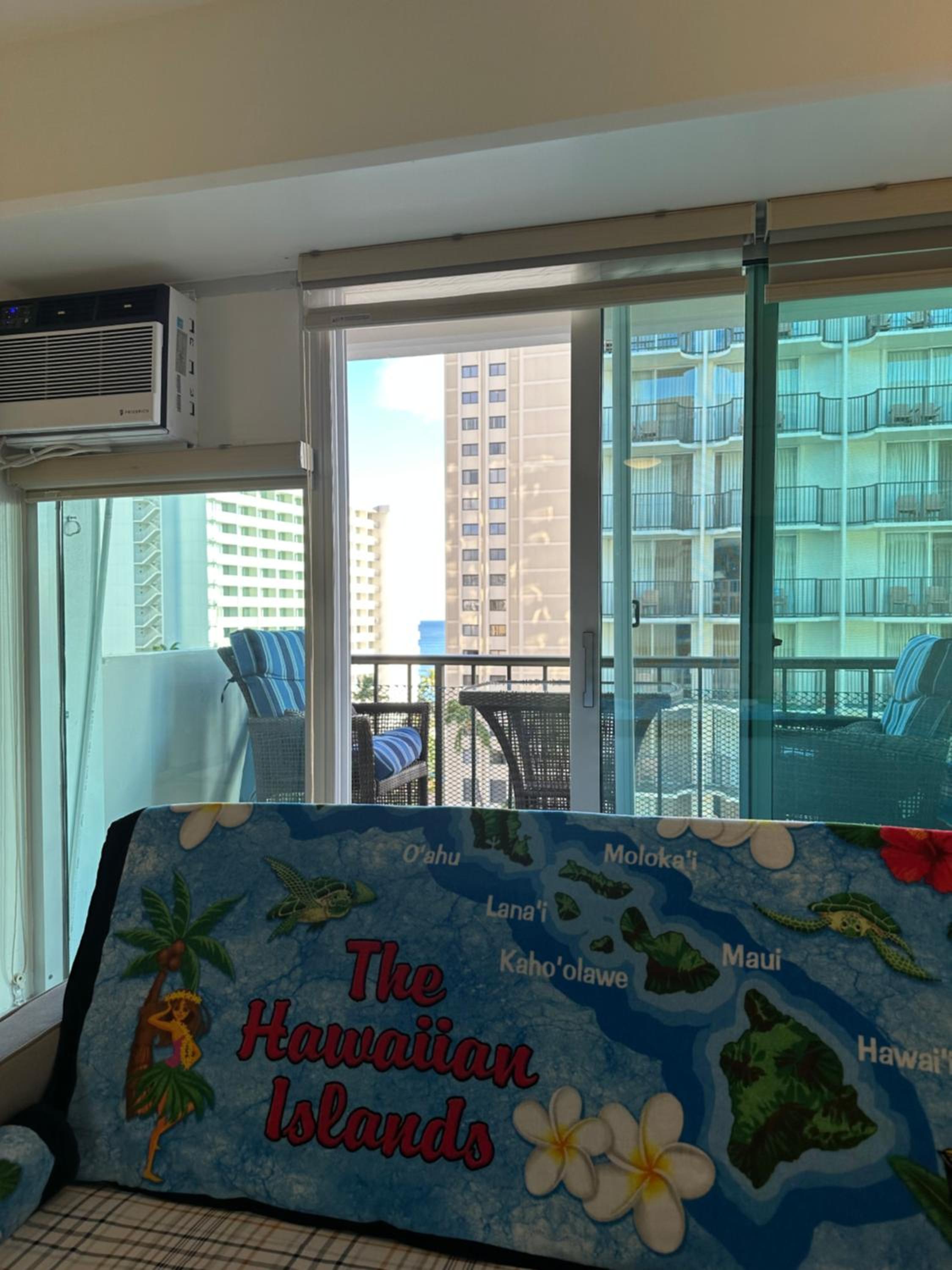 WELLCOME TO LOVELY CONDO 2 BEDS 2 BATHS FREE PARKING IN WAIKIKI BEACH: Two-Bedroom Apartment photo