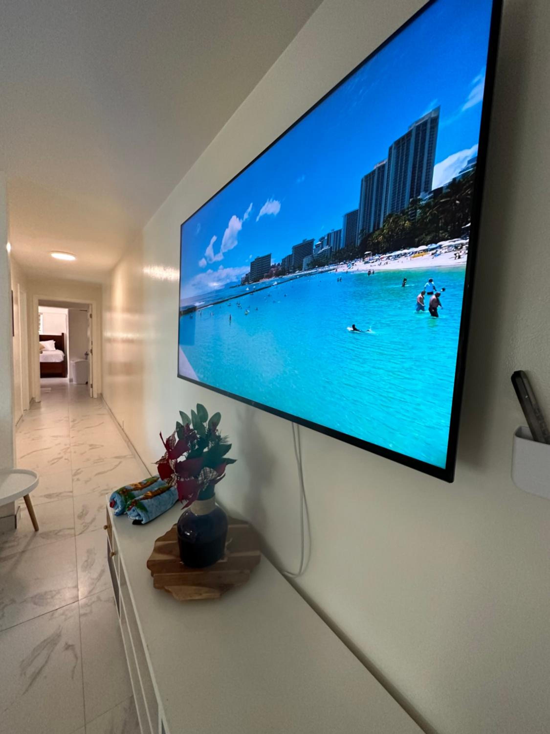 WELLCOME TO LOVELY CONDO 2 BEDS 2 BATHS FREE PARKING IN WAIKIKI BEACH: Two-Bedroom Apartment photo