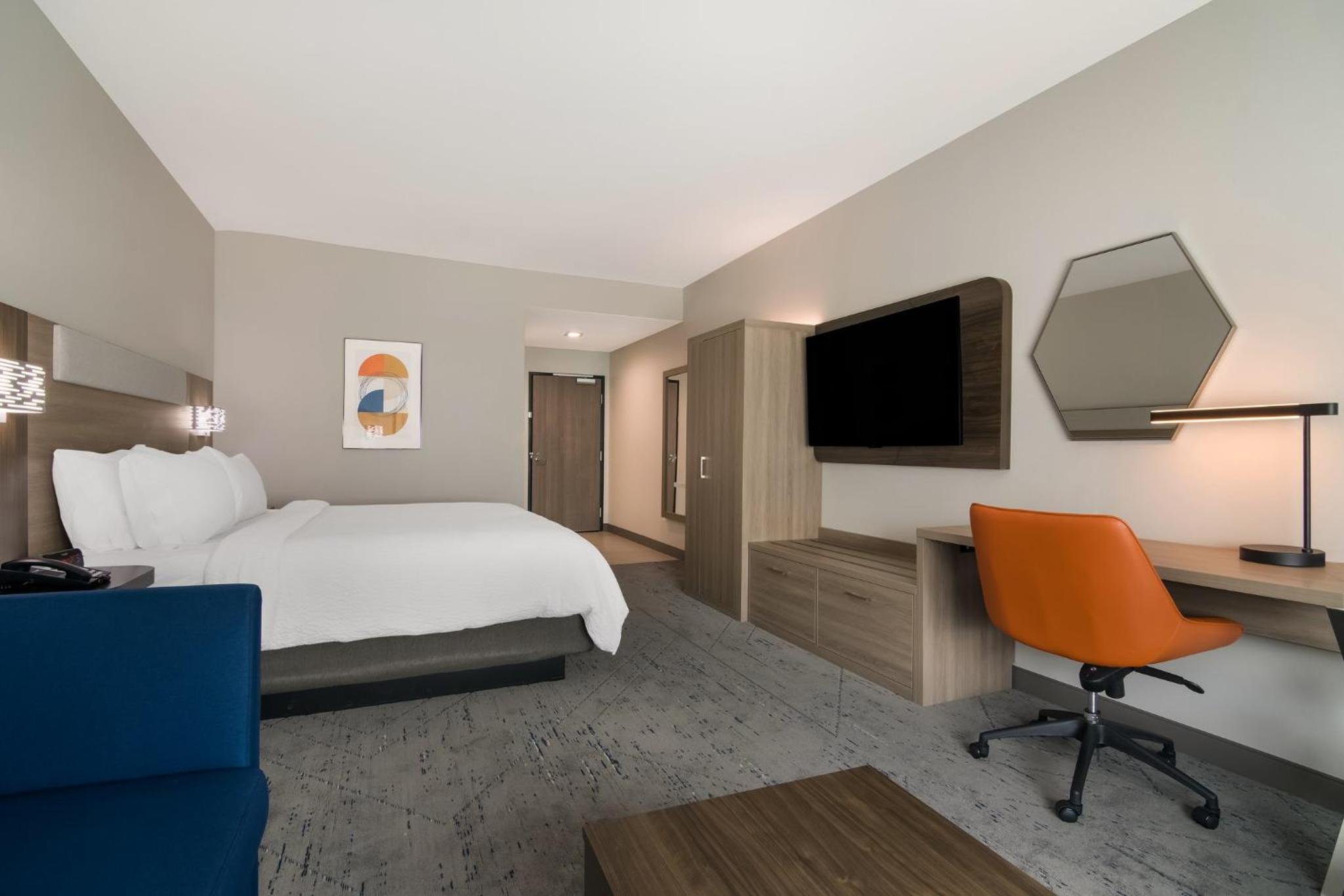 King Suite with Walk-In Shower - Photo 3