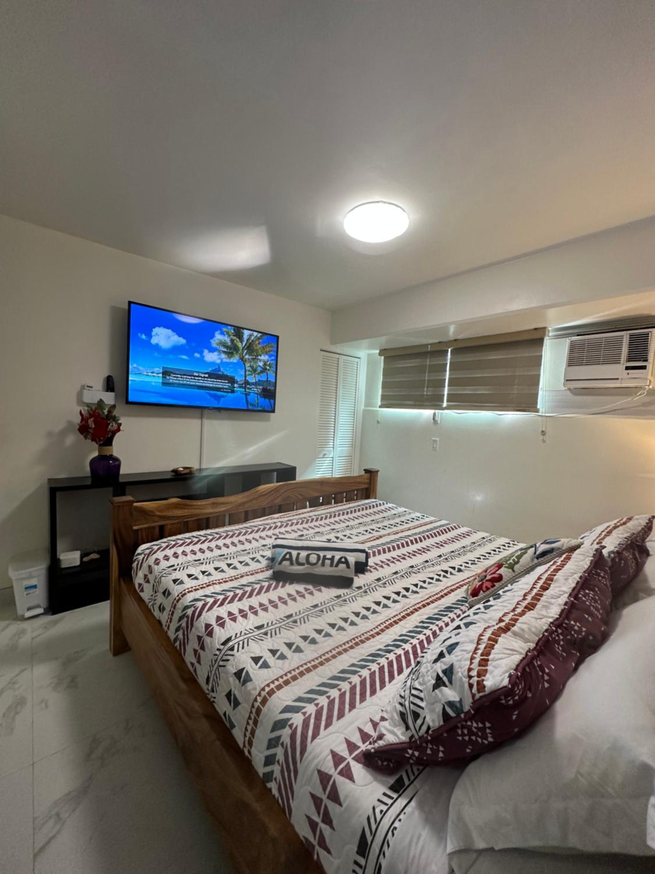 WELLCOME TO LOVELY CONDO 2 BEDS 2 BATHS FREE PARKING IN WAIKIKI BEACH: Two-Bedroom Apartment photo