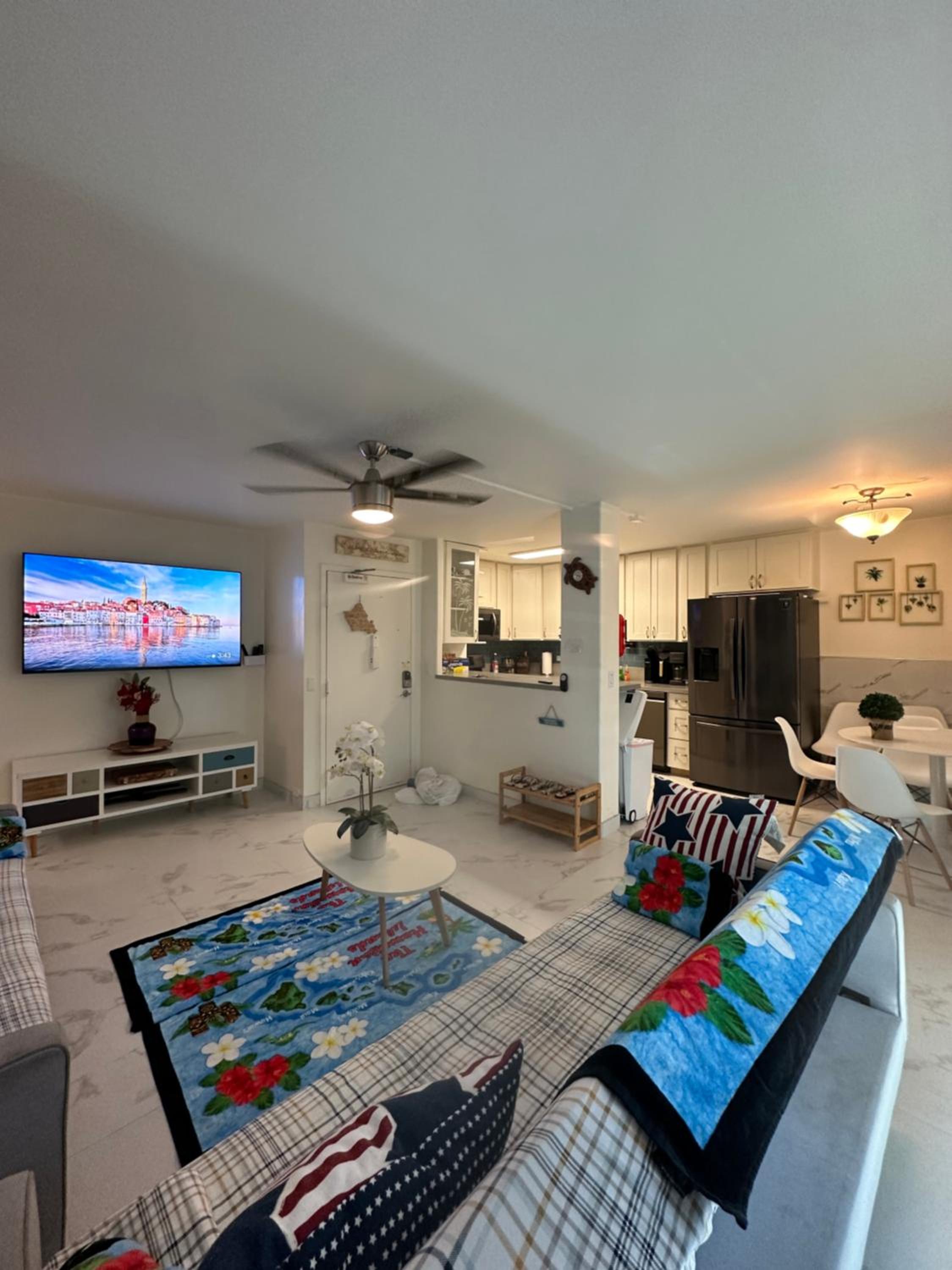 WELLCOME TO LOVELY CONDO 2 BEDS 2 BATHS FREE PARKING IN WAIKIKI BEACH: Two-Bedroom Apartment photo