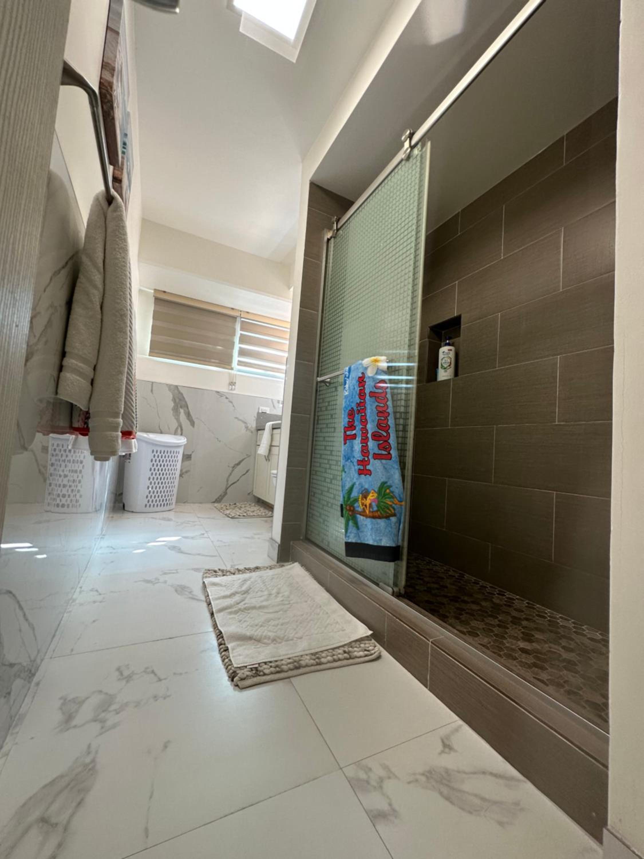 WELLCOME TO LOVELY CONDO 2 BEDS 2 BATHS FREE PARKING IN WAIKIKI BEACH: Two-Bedroom Apartment photo