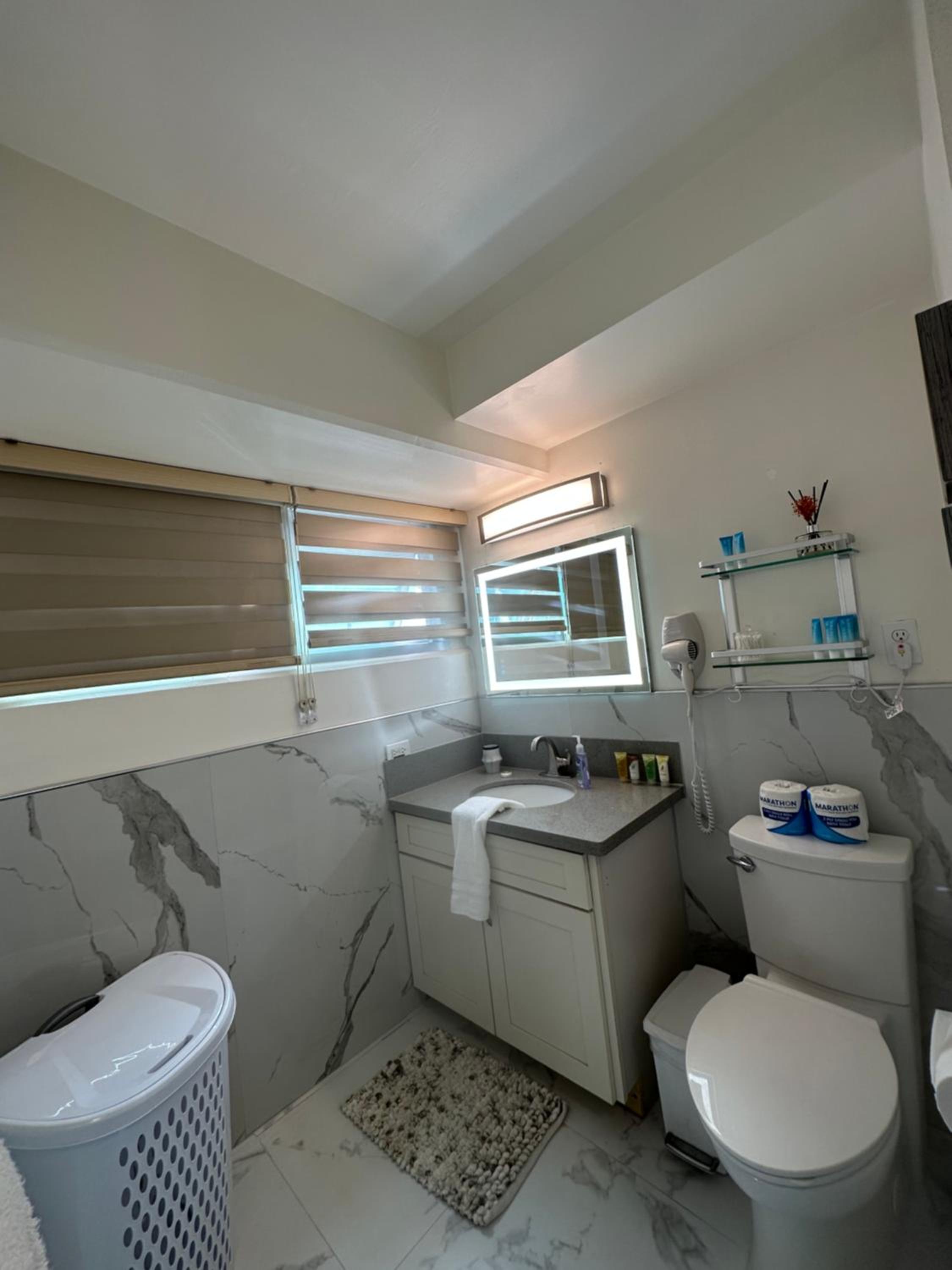 WELLCOME TO LOVELY CONDO 2 BEDS 2 BATHS FREE PARKING IN WAIKIKI BEACH: Two-Bedroom Apartment photo