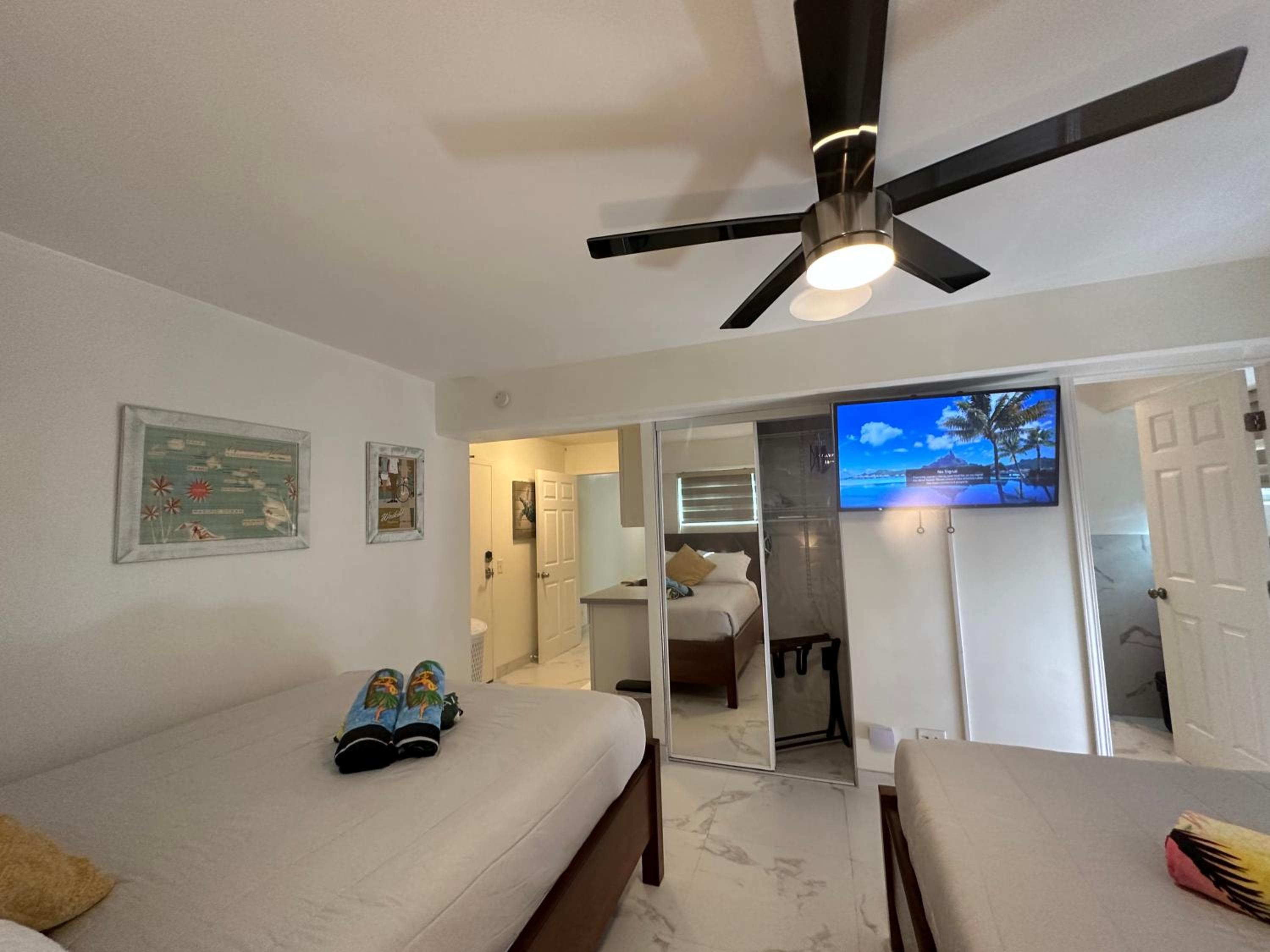 WELLCOME TO LOVELY CONDO 2 BEDS 2 BATHS FREE PARKING IN WAIKIKI BEACH: Two-Bedroom Apartment photo
