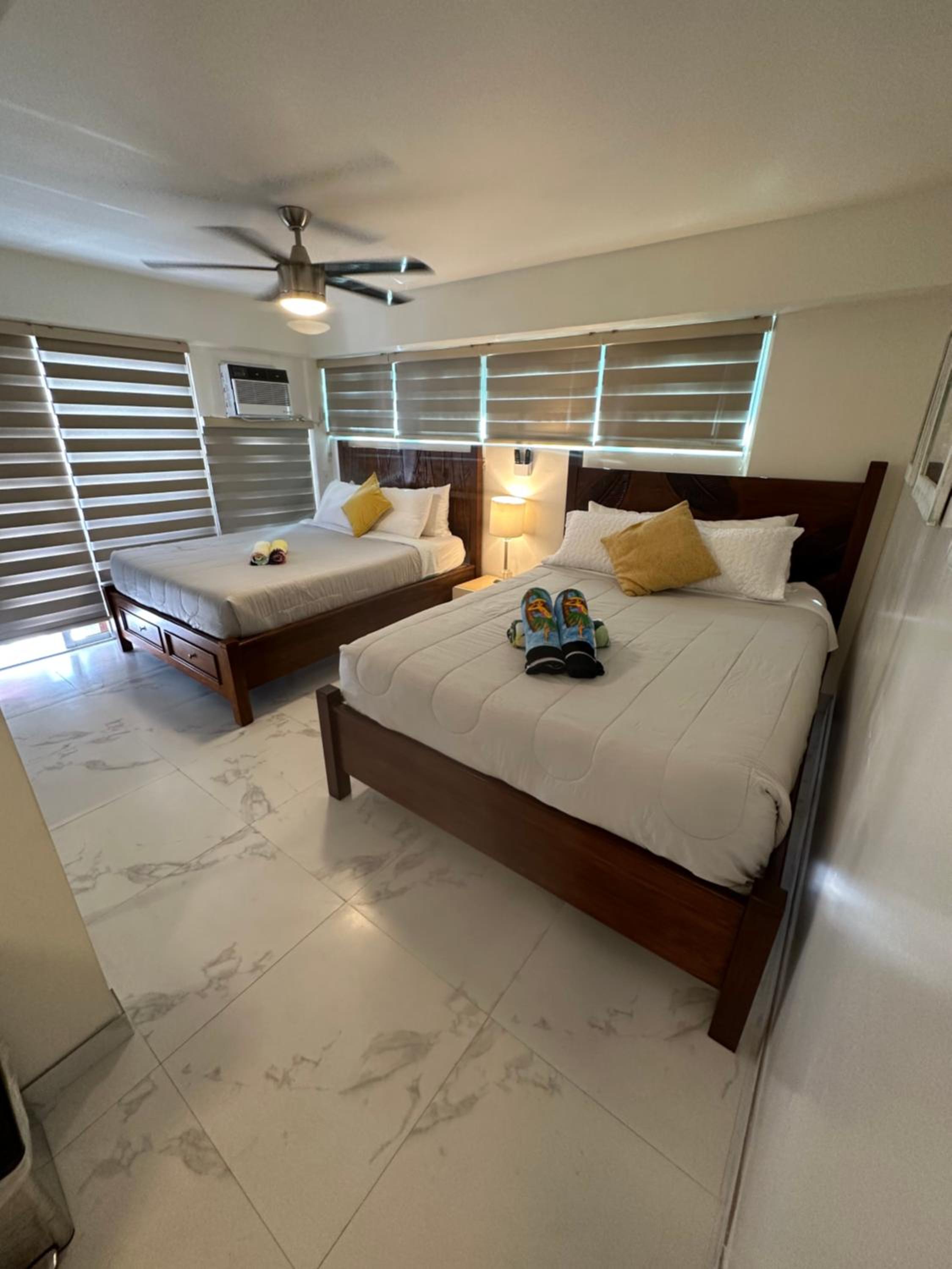WELLCOME TO LOVELY CONDO 2 BEDS 2 BATHS FREE PARKING IN WAIKIKI BEACH: Two-Bedroom Apartment photo