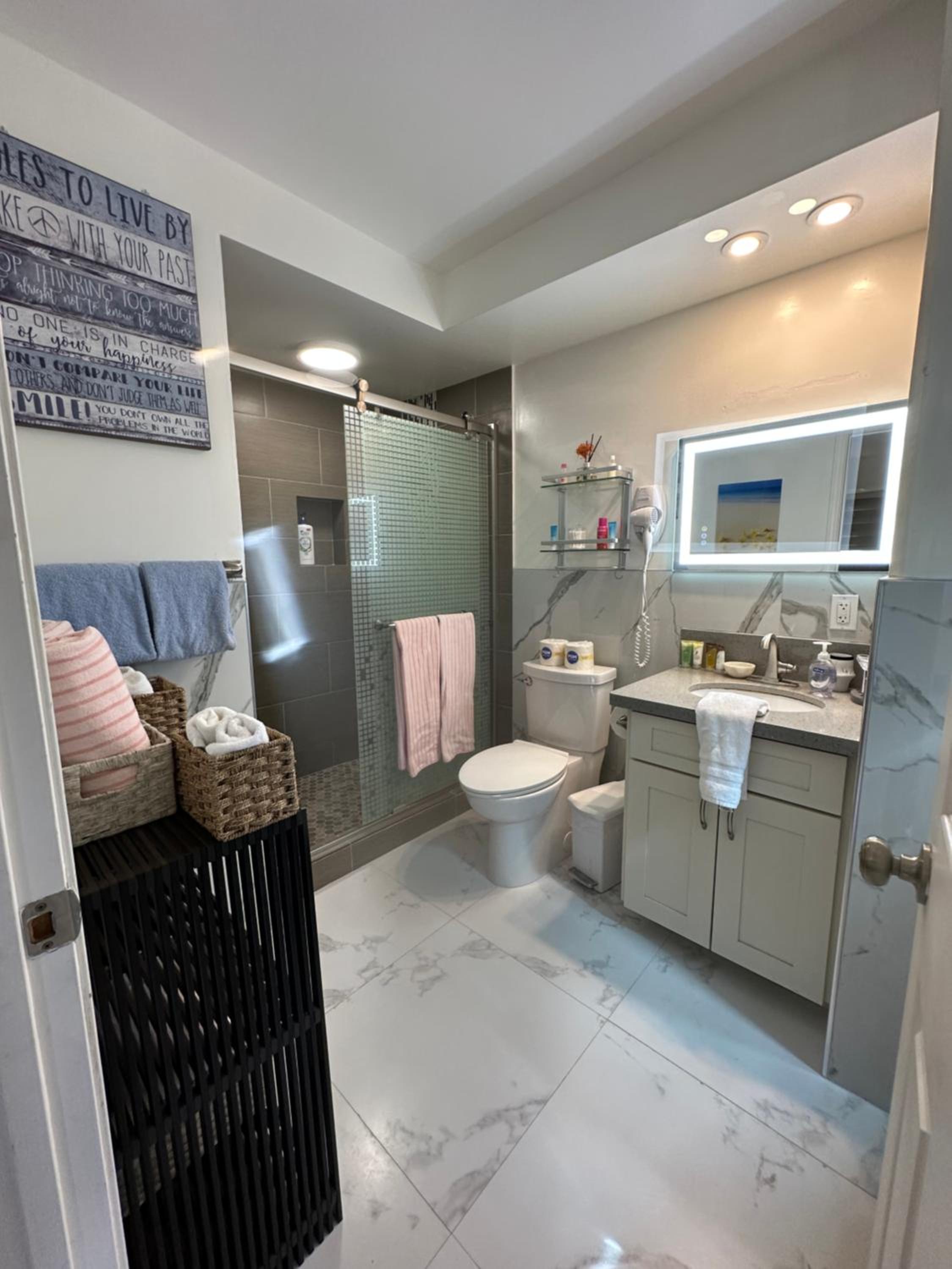 WELLCOME TO LOVELY CONDO 2 BEDS 2 BATHS FREE PARKING IN WAIKIKI BEACH: Two-Bedroom Apartment photo