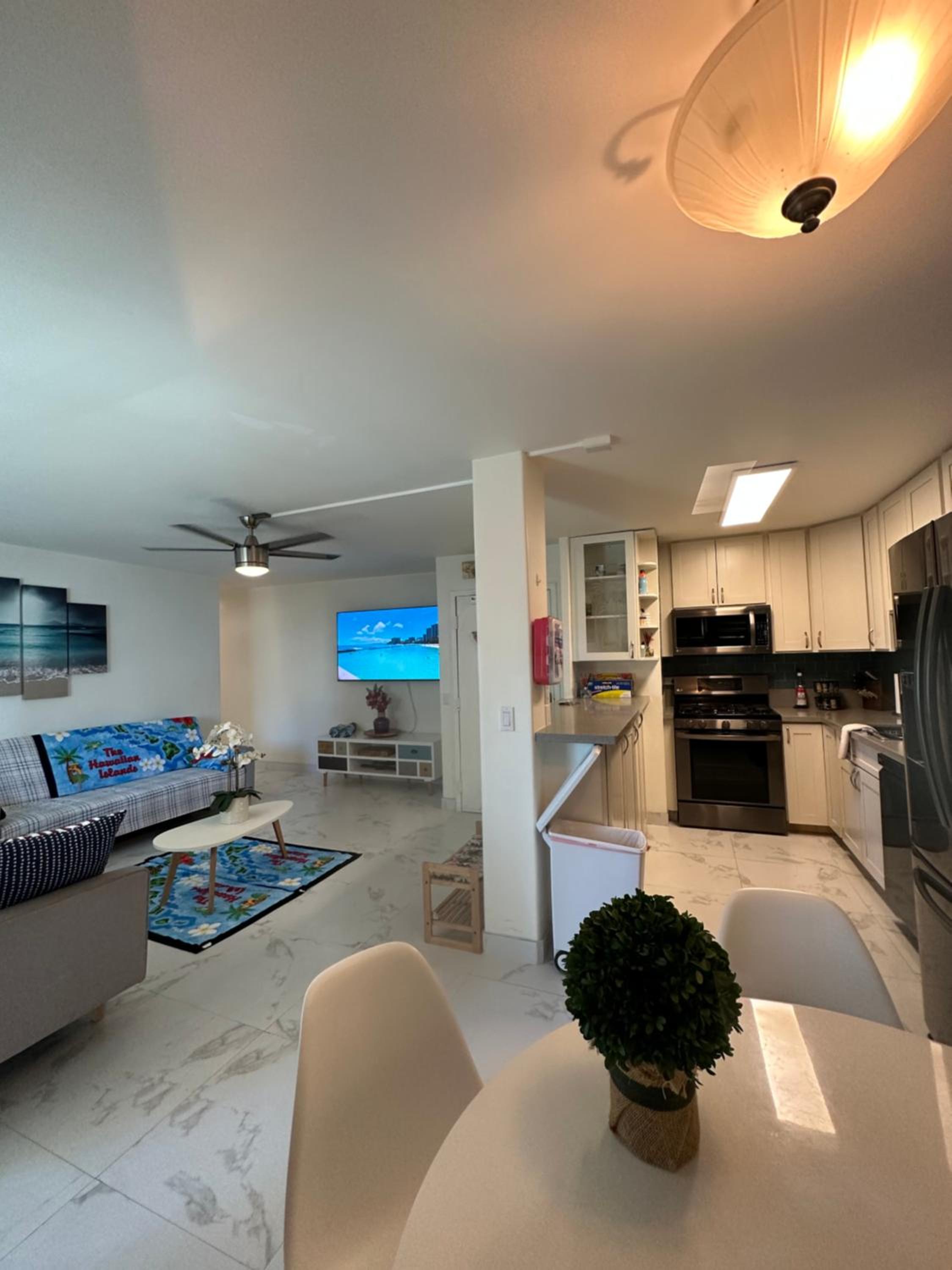 WELLCOME TO LOVELY CONDO 2 BEDS 2 BATHS FREE PARKING IN WAIKIKI BEACH: Two-Bedroom Apartment photo