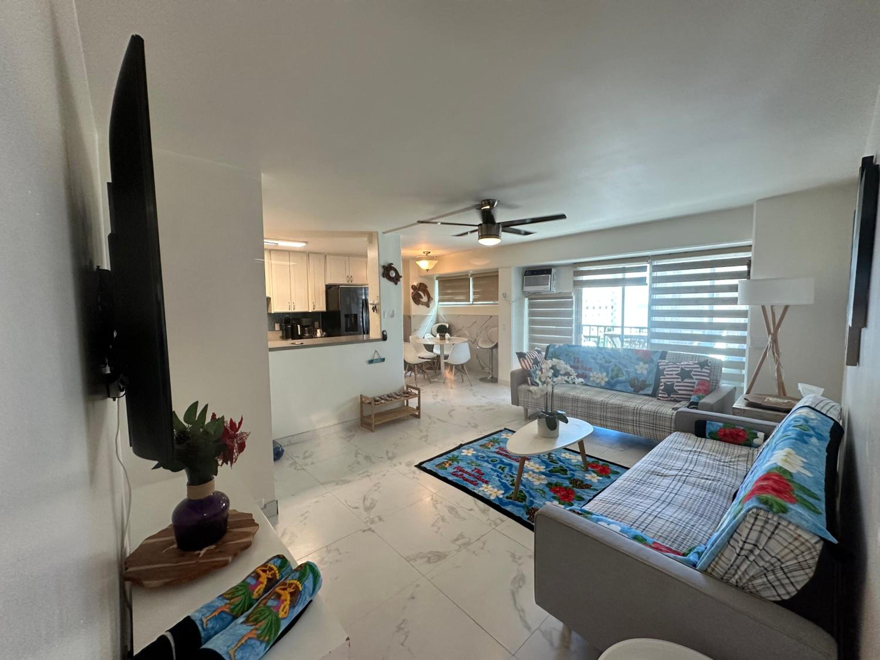 WELLCOME TO LOVELY CONDO 2 BEDS 2 BATHS FREE PARKING IN WAIKIKI BEACH: Two-Bedroom Apartment photo