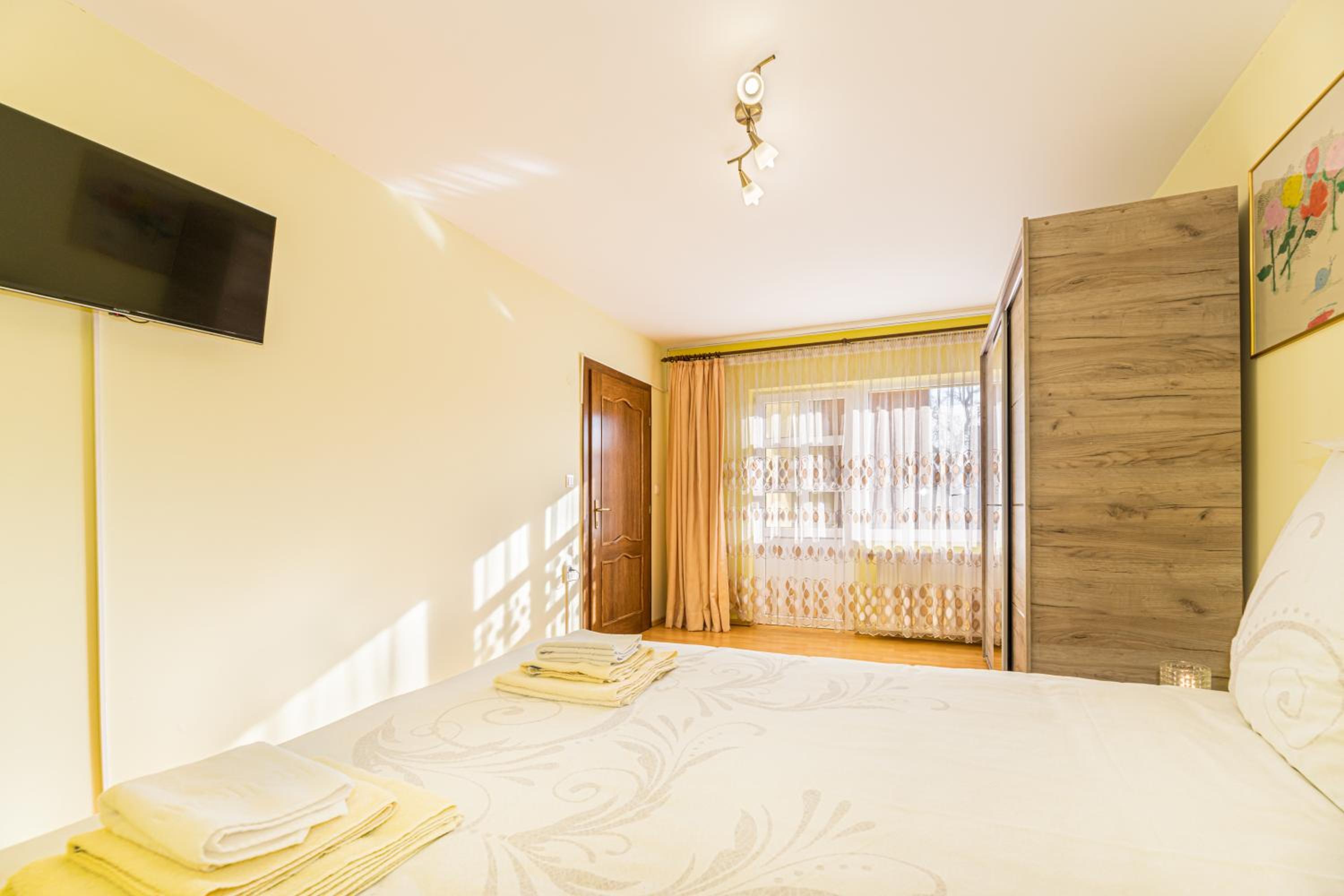 Five-Bedroom House photo 3