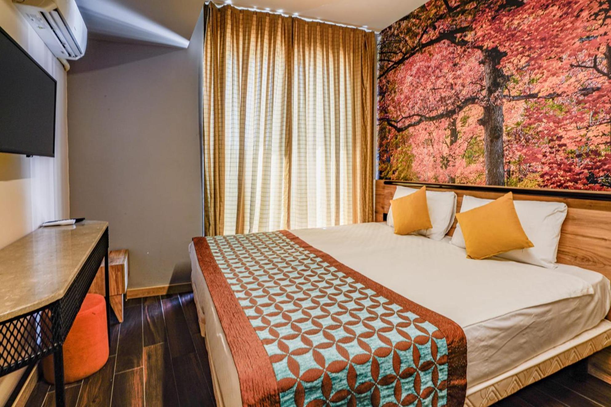 Standard Double Room thumbnail 5