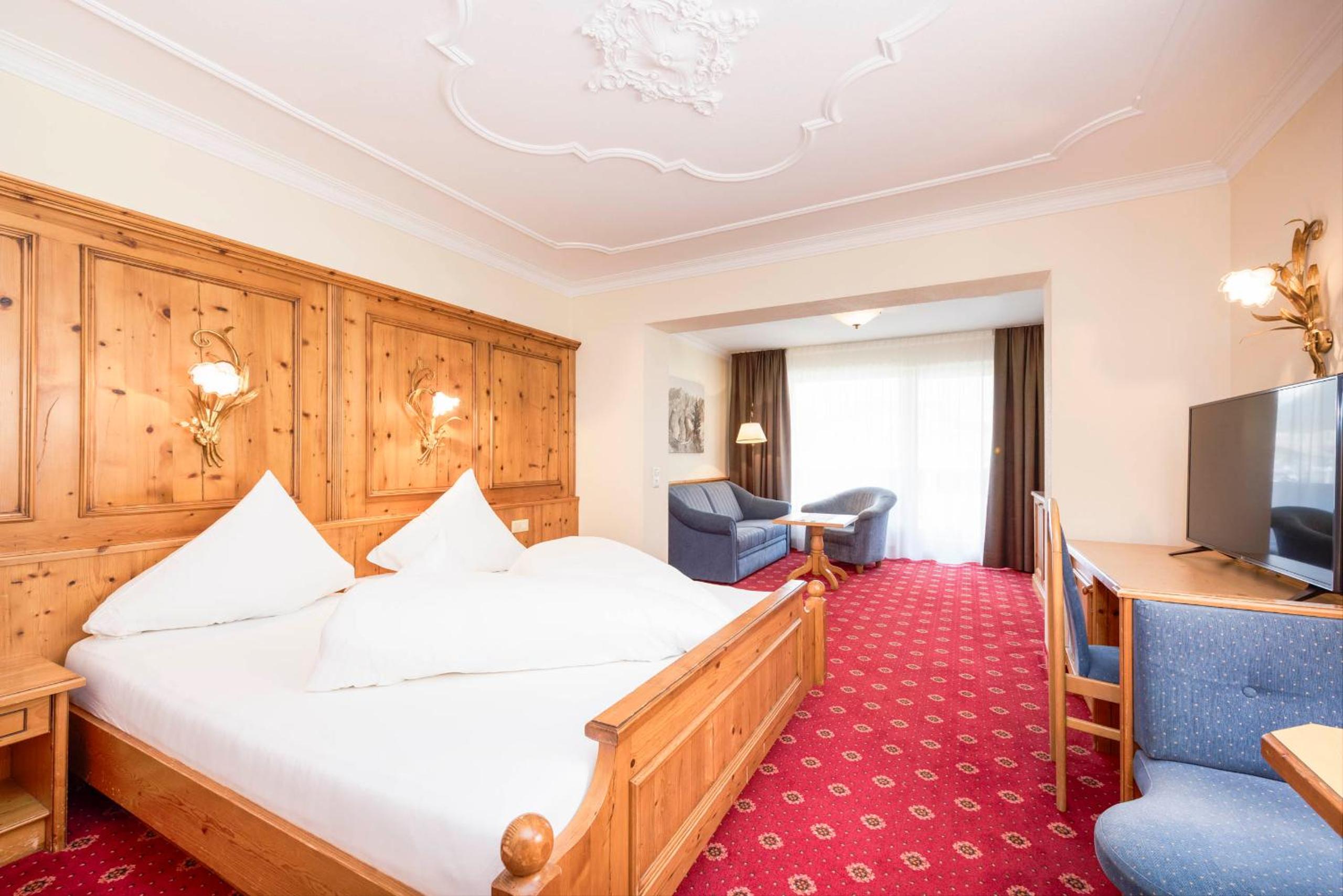 Deluxe Double Room with Balcony photo 3
