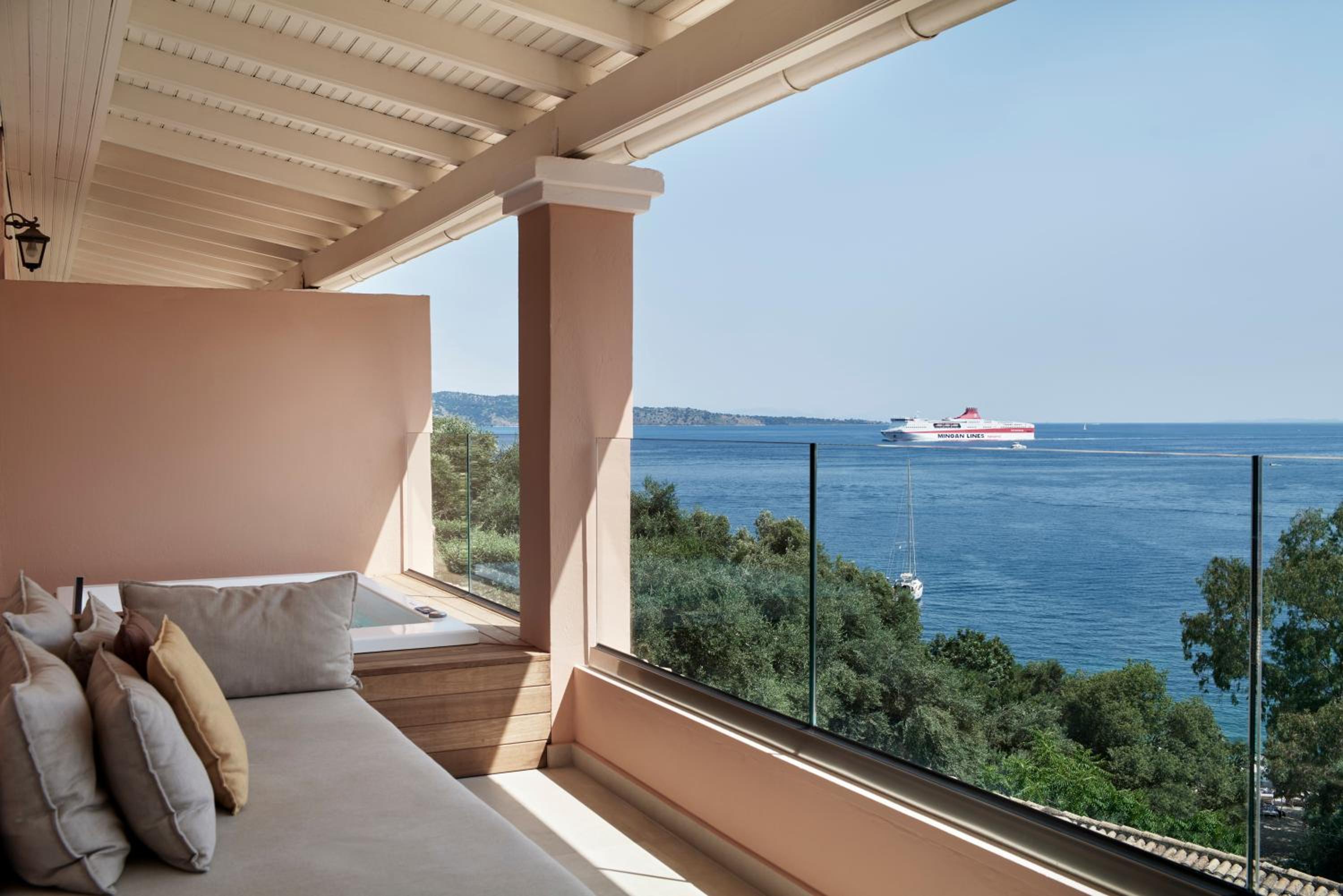 Wow Suite with Outdoor Jacuzzi - Photo 9