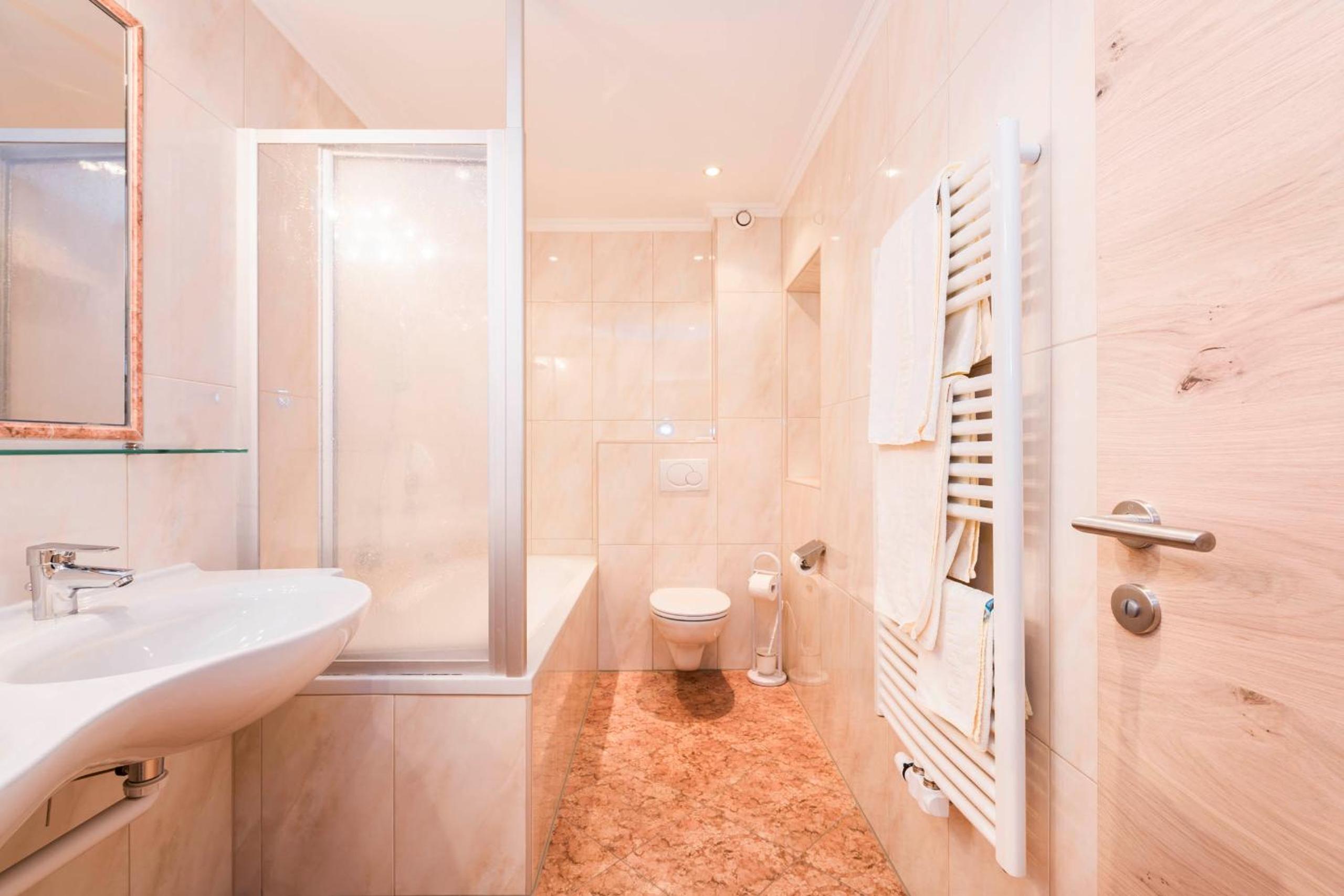 Deluxe Double Room with Extra Bed photo 3