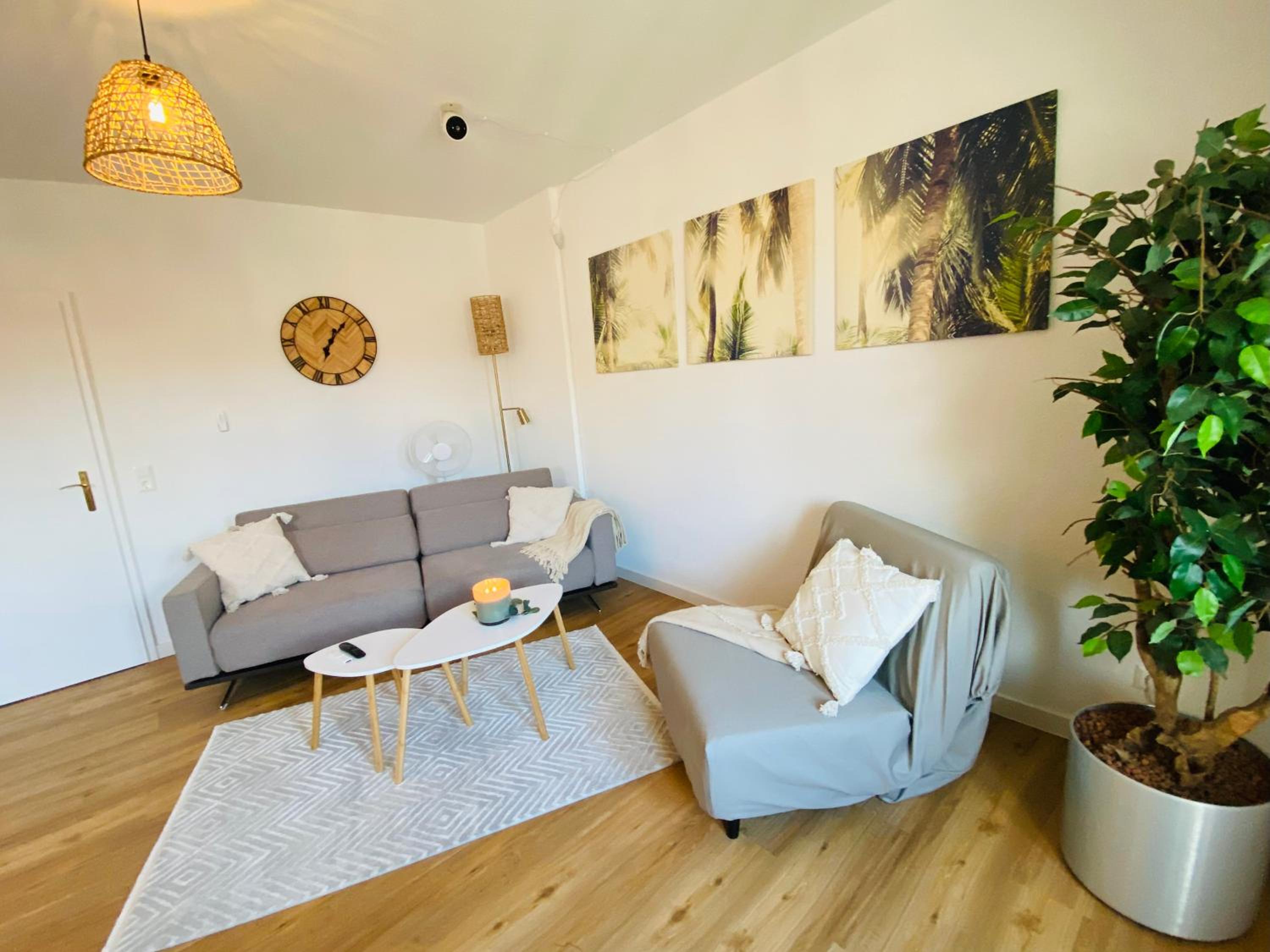 One-Bedroom Apartment photo 2