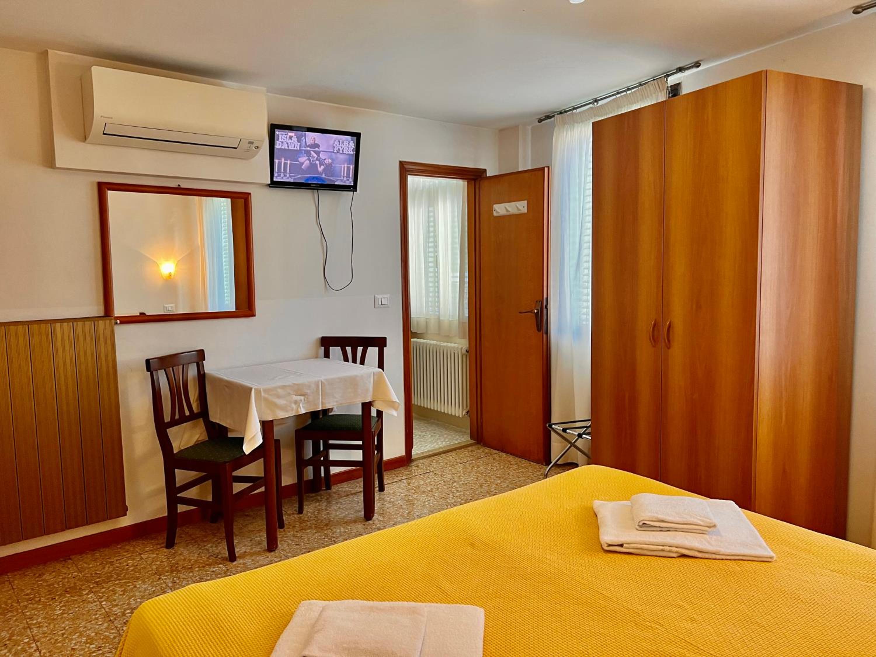 Double or Twin Room with Canal View photo 2