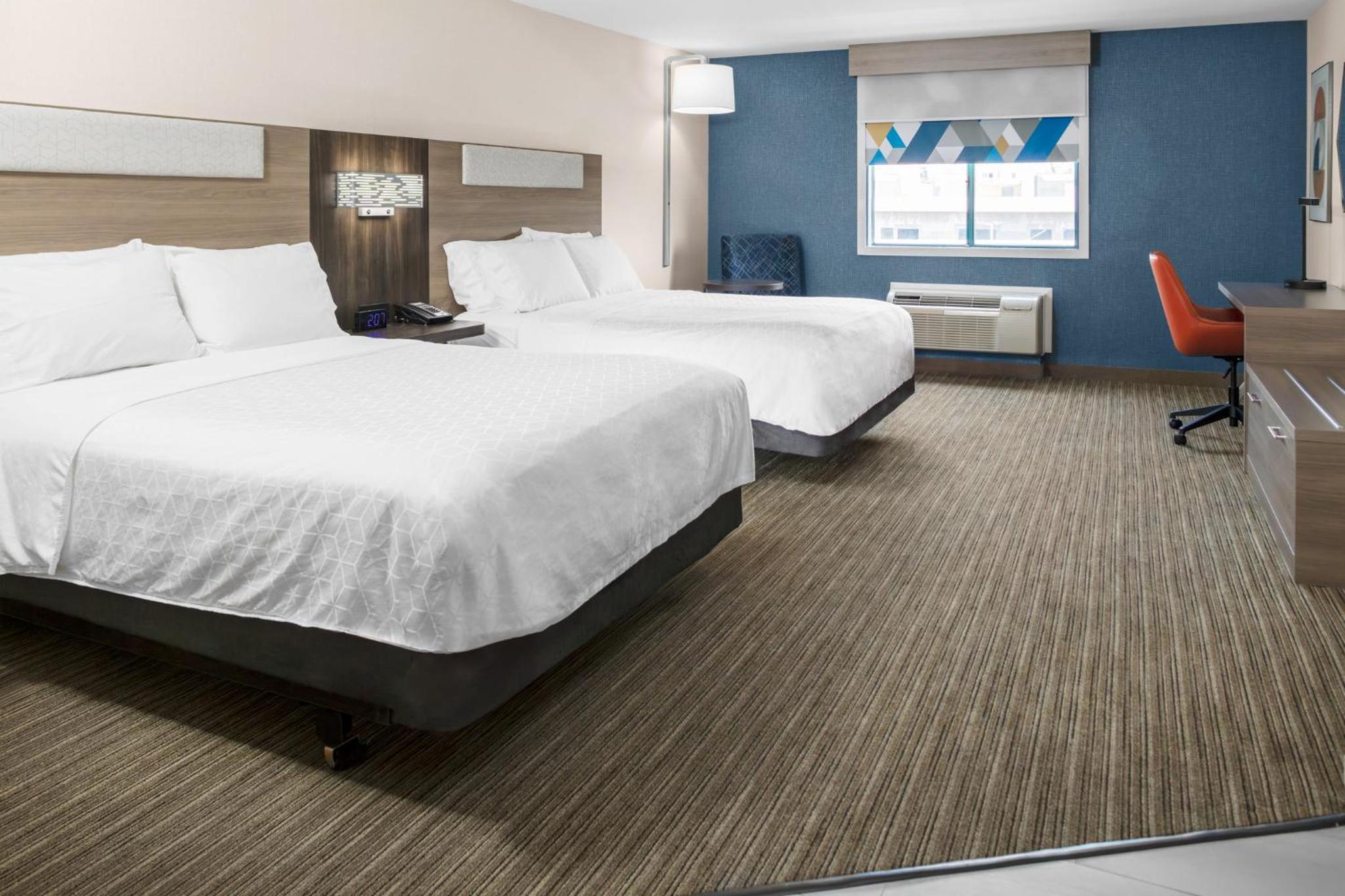 Standard Room with Two Queen Beds - Photo 10