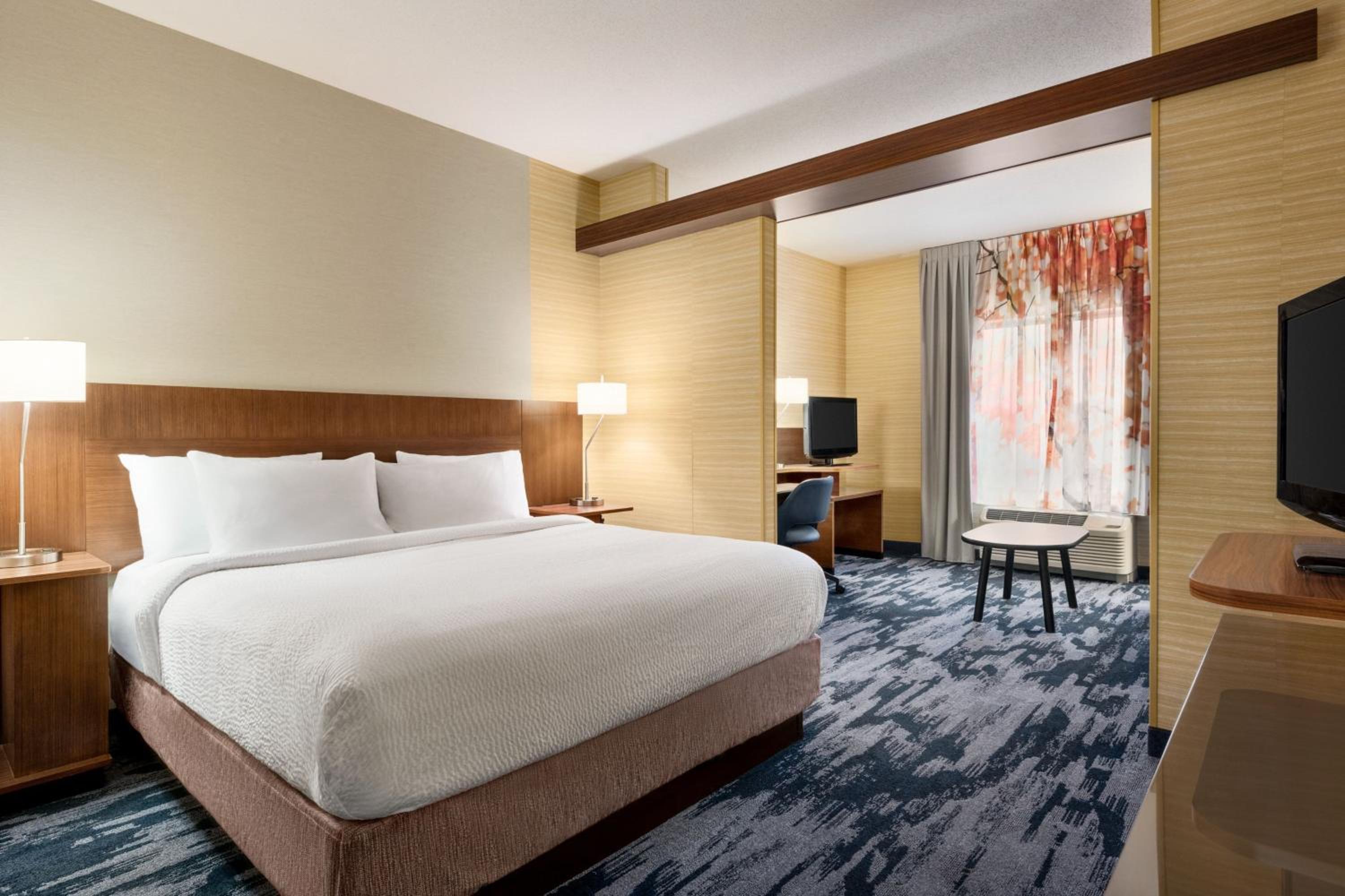 King Suite with Bathtub and Sofa Bed - Mobility Access