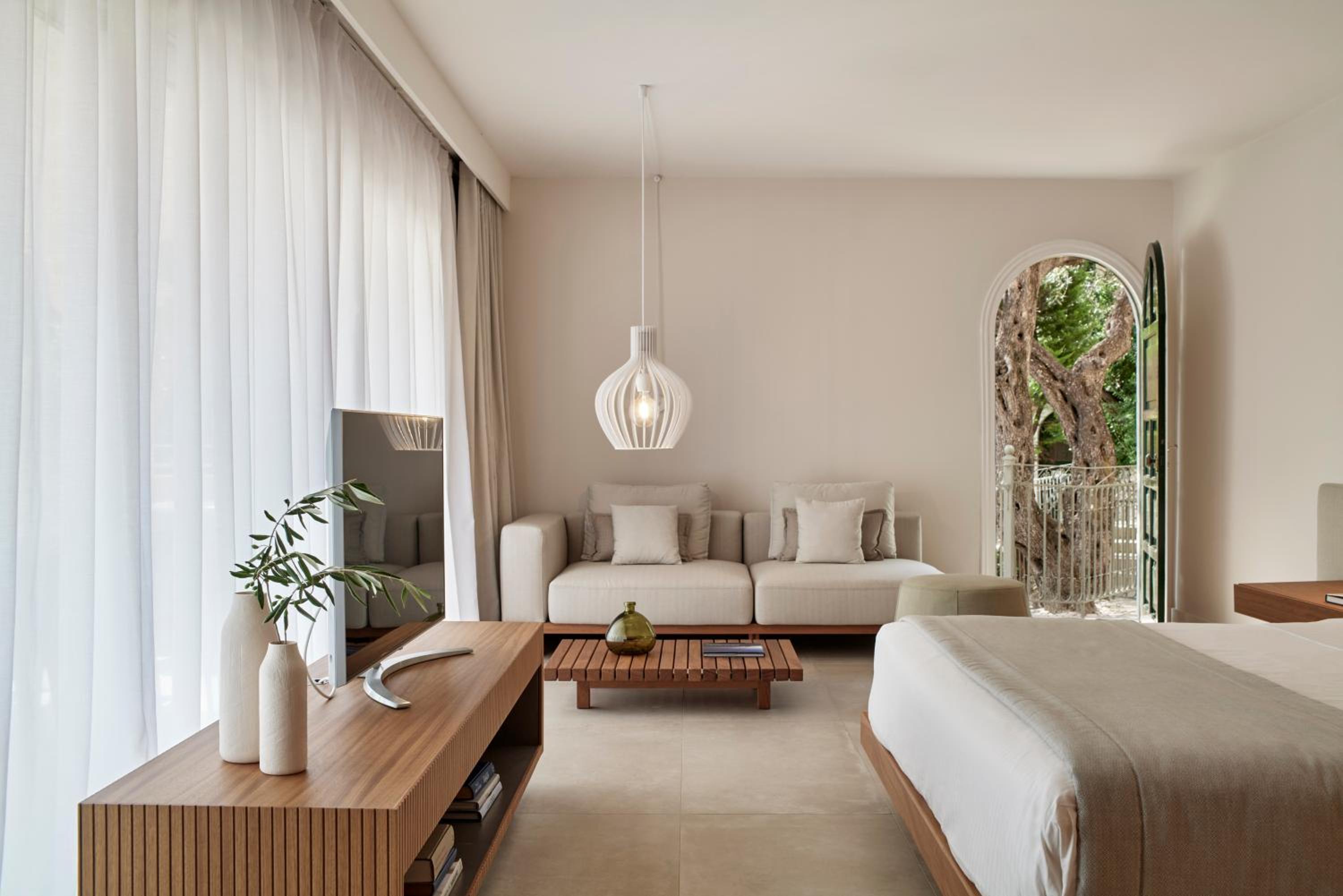 Wow Suite with Outdoor Jacuzzi - Photo 6